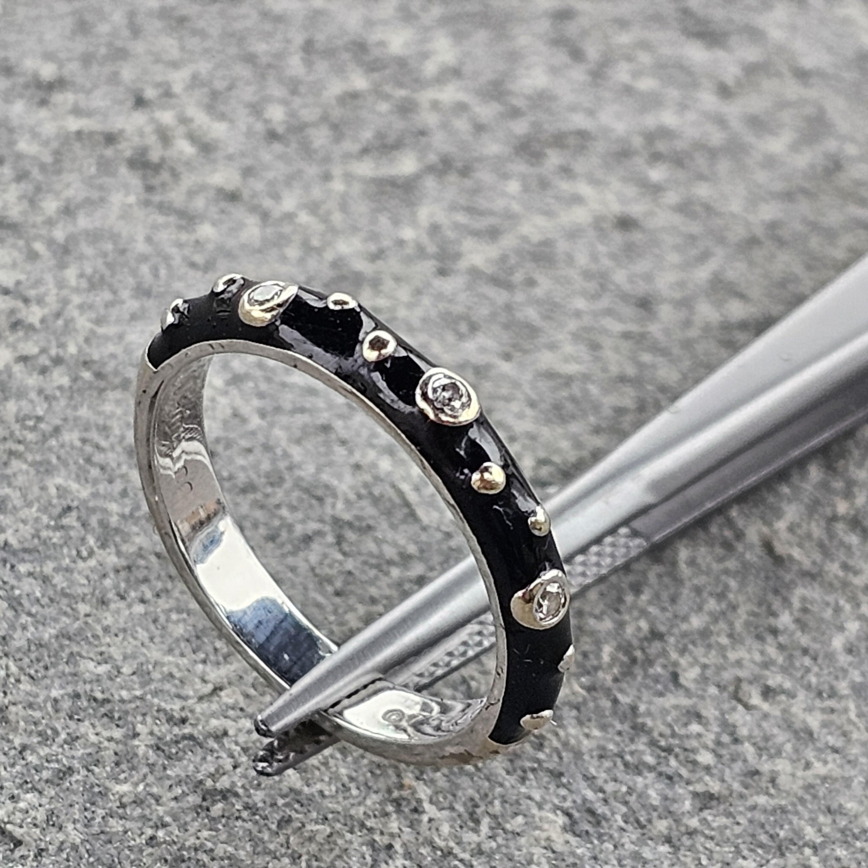 Hidalgo 18k White Gold Ring Band Black Enamel Bezel Set Diamond size 6.75 For Sale 2