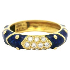 Anello Hidalgo in oro giallo 18 carati con diamante e smalto blu reale da 0,15 ct.