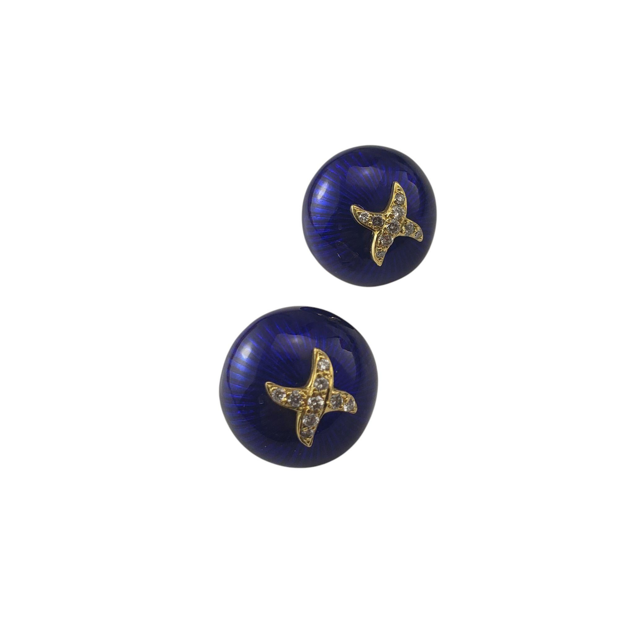 Hidalgo 18K Gelbgold Blau Emaille und Diamant Ohrringe

Diese atemberaubenden Ohrringe aus 18 Karat Gelbgold sind mit leuchtend blauer Emaille versehen und mit neun runden Diamanten* im Brillantschliff besetzt, die für einen Hauch von Glanz