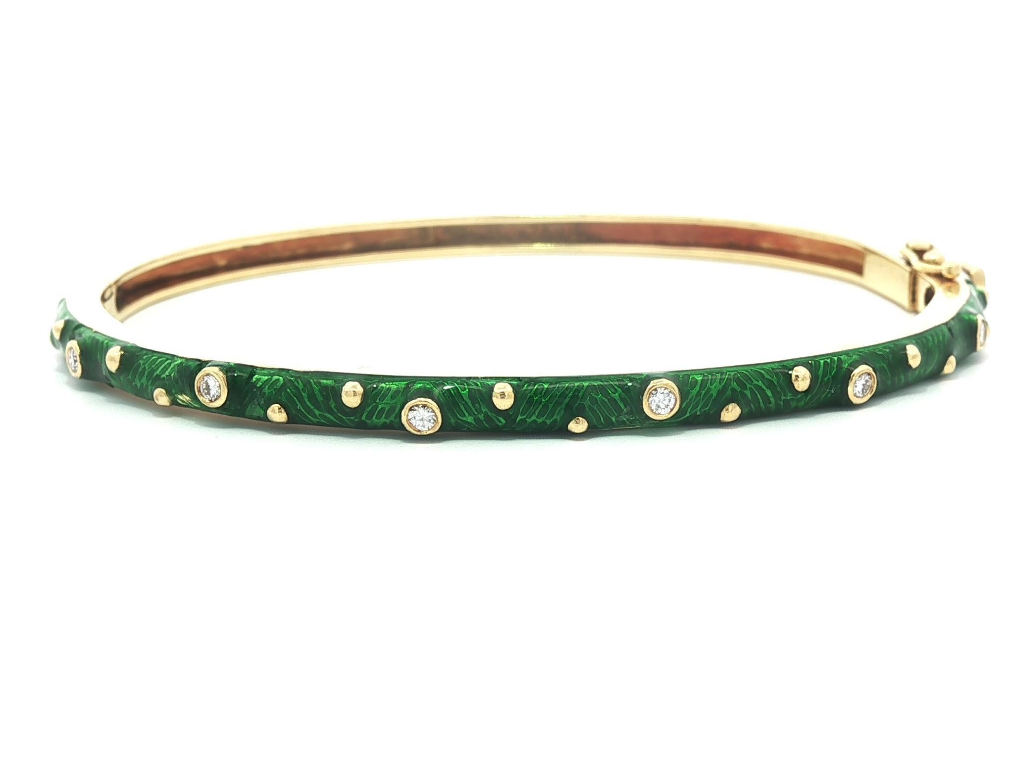 -- Pierre(s) --
(6) Diamants naturels authentiques - taille ronde brillante - sertis en chaton - beaux diamants blancs brillants - 0,12ctw (approx.)
Poids total en carats : 0,12 (environ)

MATERIAL : Or jaune 18k massif avec émail vert
Poids : 15,30