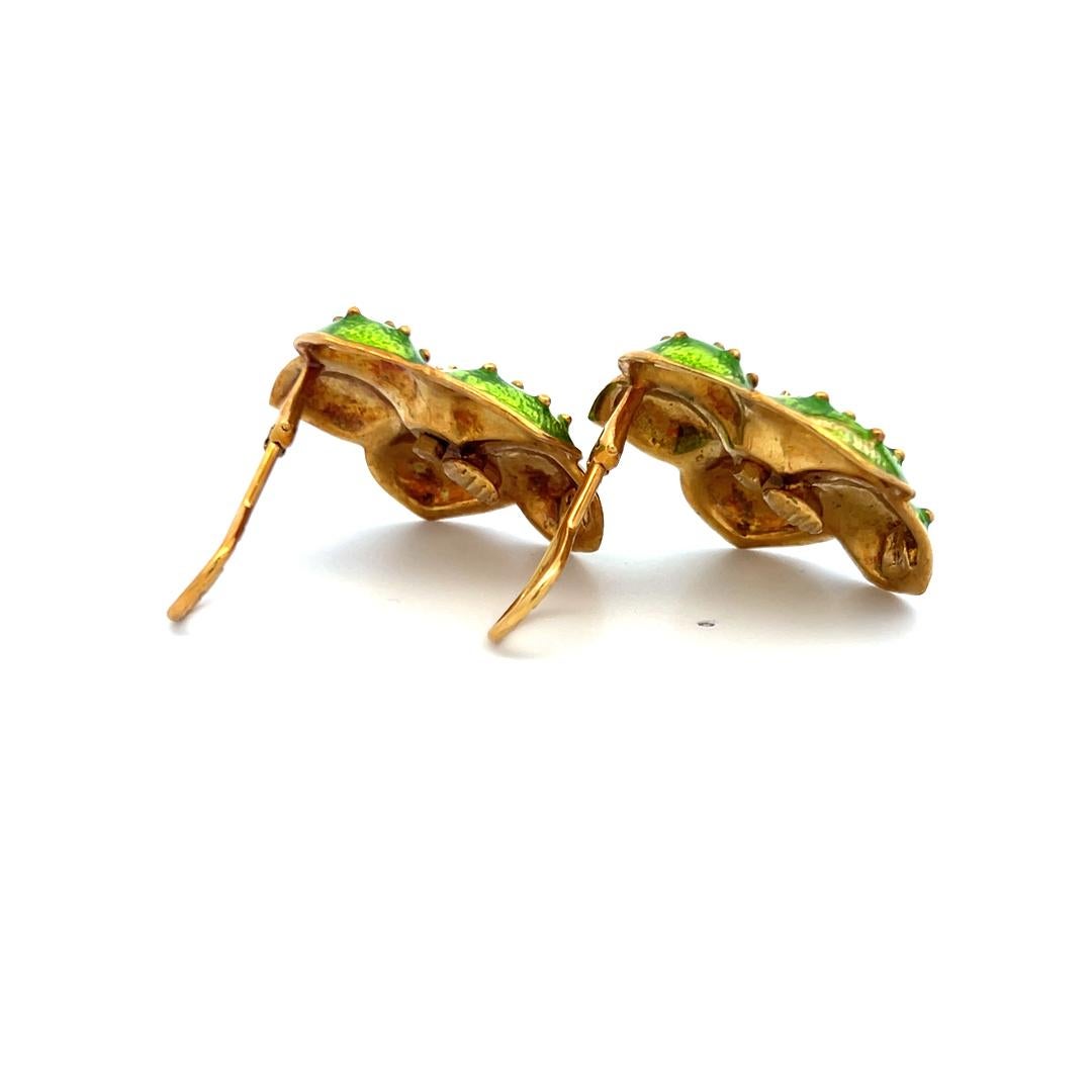 Boucles d'oreilles clips en or jaune 18K avec fleur en émail vert et saphirs Hidalgo en vente 5