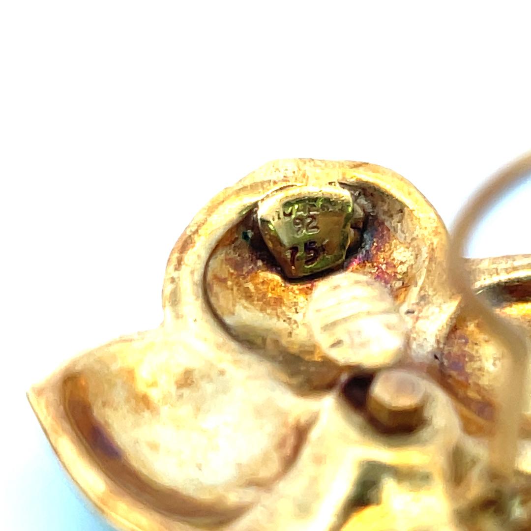 Boucles d'oreilles clips en or jaune 18K avec fleur en émail vert et saphirs Hidalgo en vente 6