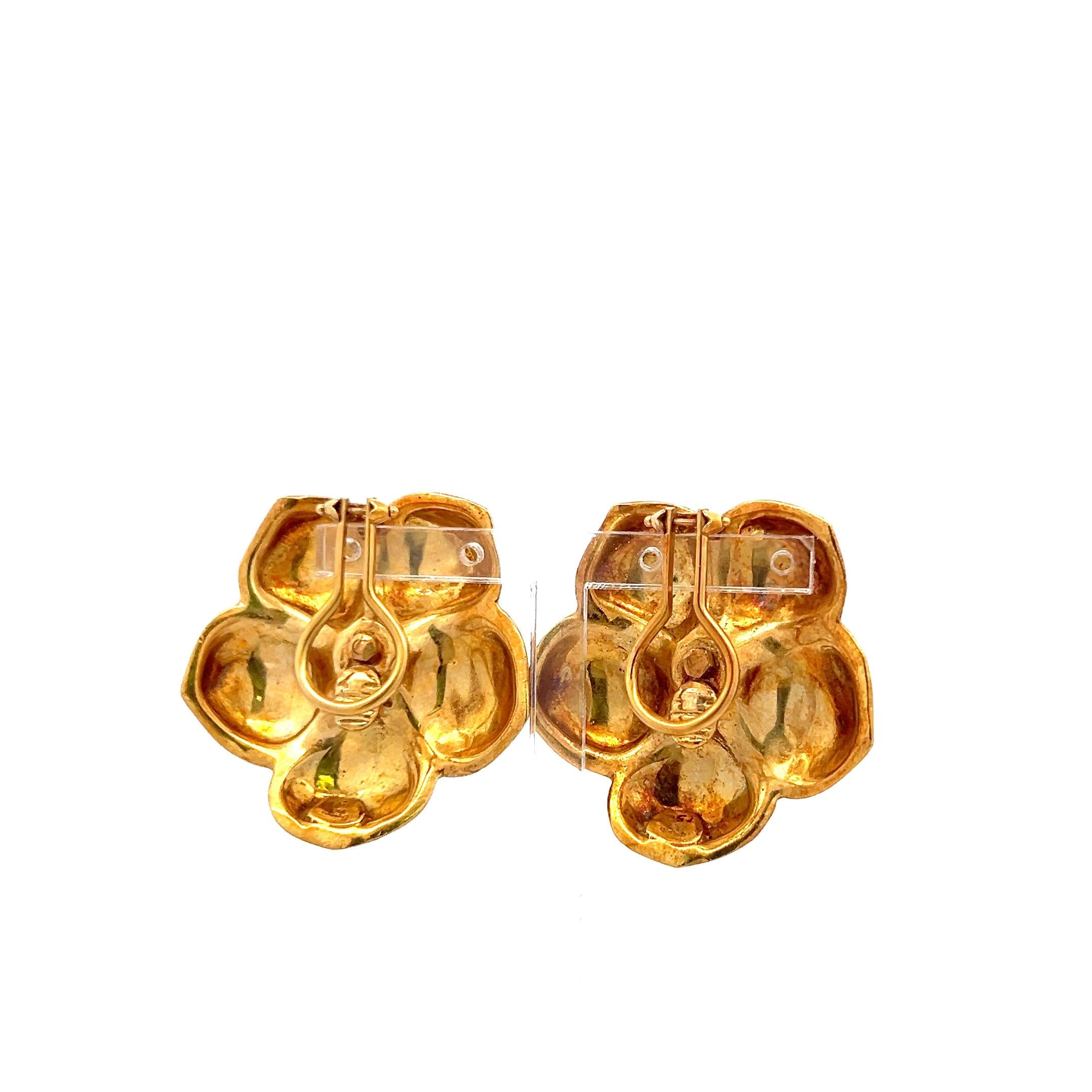 Taille ronde Boucles d'oreilles clips en or jaune 18K avec fleur en émail vert et saphirs Hidalgo en vente