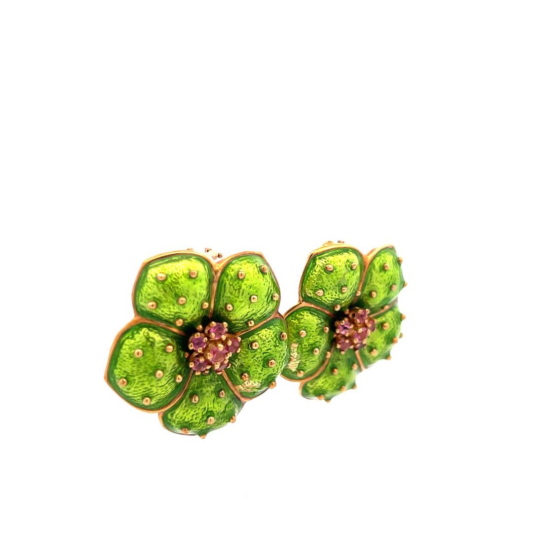 Boucles d'oreilles clips en or jaune 18K avec fleur en émail vert et saphirs Hidalgo en vente 1