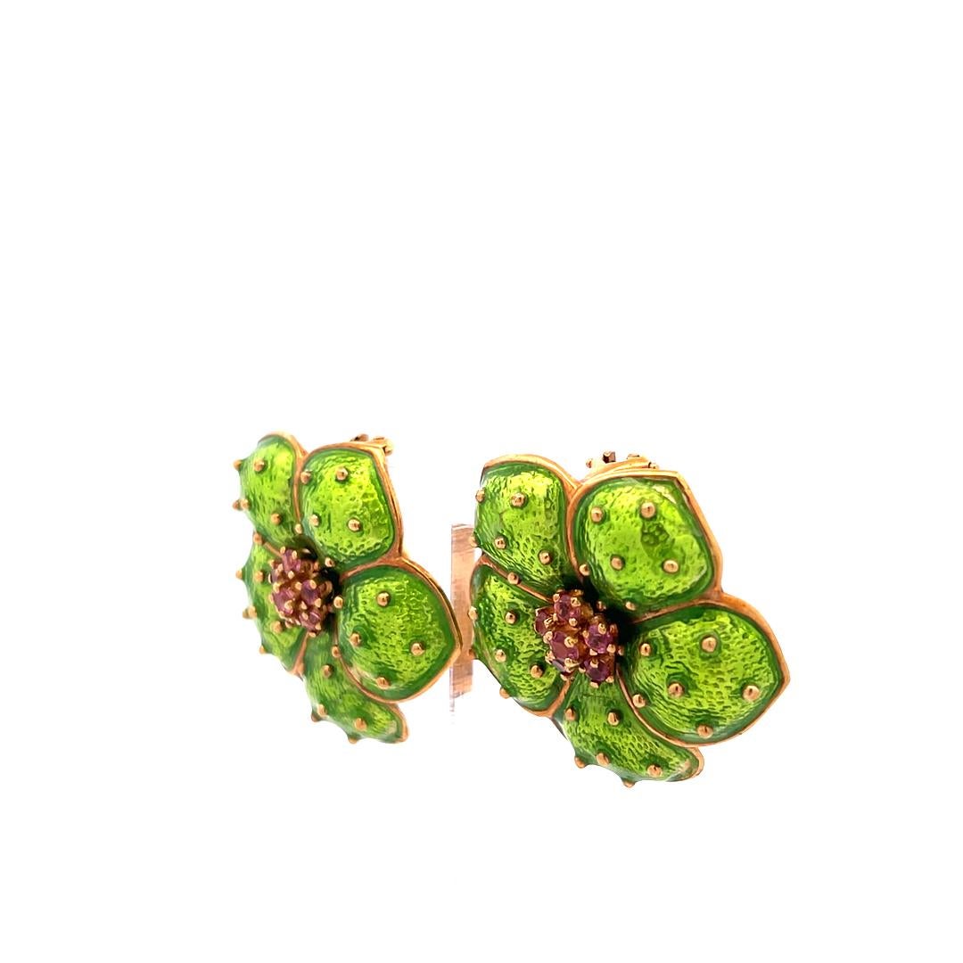 Boucles d'oreilles clips en or jaune 18K avec fleur en émail vert et saphirs Hidalgo en vente 2