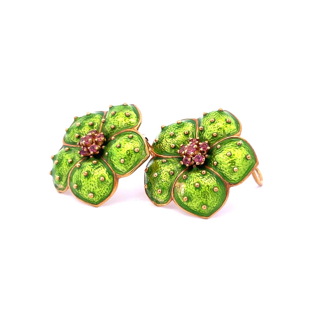 Boucles d'oreilles clips en or jaune 18K avec fleur en émail vert et saphirs Hidalgo en vente 3