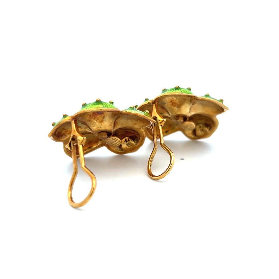 Boucles d'oreilles clips en or jaune 18K avec fleur en émail vert et saphirs Hidalgo en vente 4