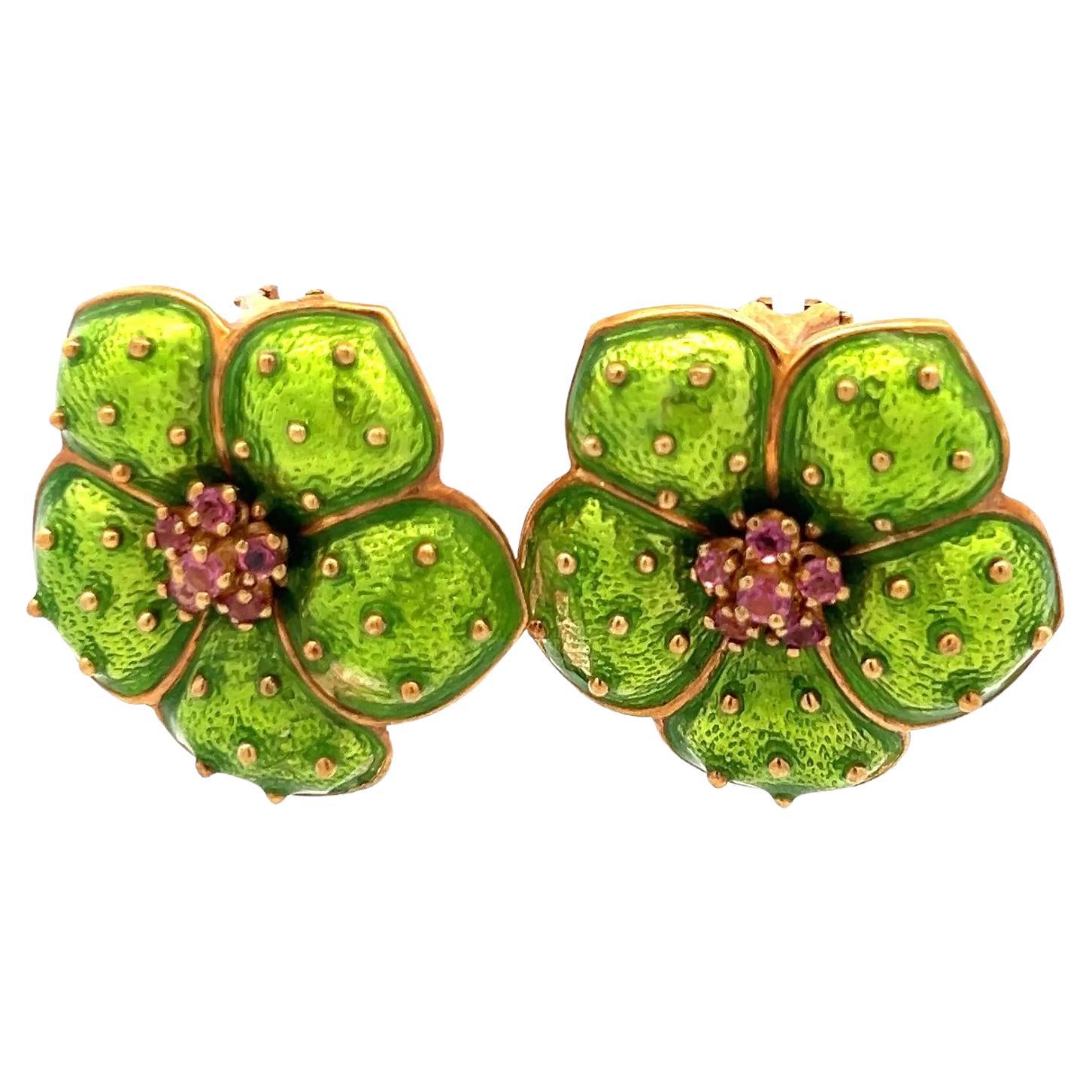 Boucles d'oreilles clips en or jaune 18K avec fleur en émail vert et saphirs Hidalgo en vente