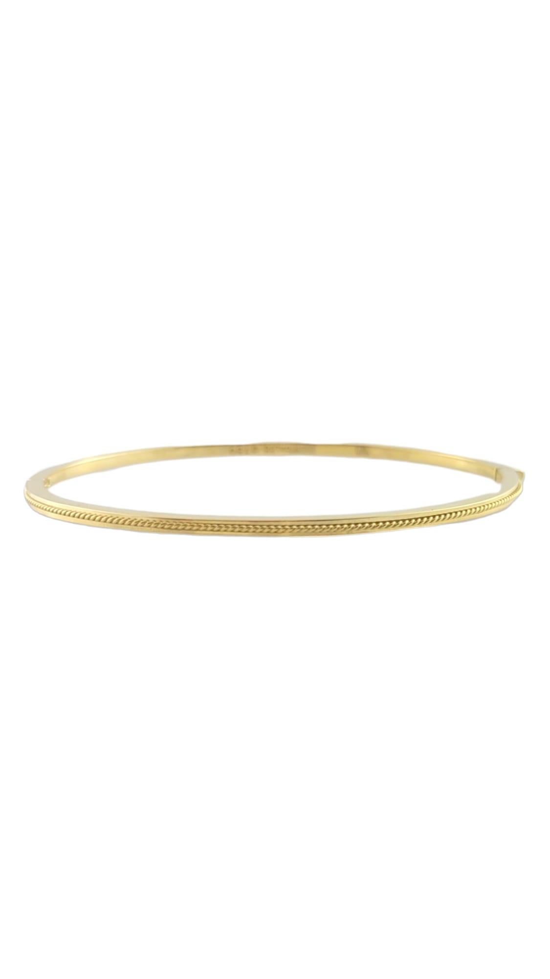 Hidalgo 18K YG Oval Rope Accented Bangle Bracelet

Bangle bracelet in 18 karat yellow gold with rope design accent.

Hallmark: HIDALGO 750

Weight: 10 g/ 6.4 dwt.

Chain Length: 6.5 in.

1.8 mm thick.

Very good condition, professionally