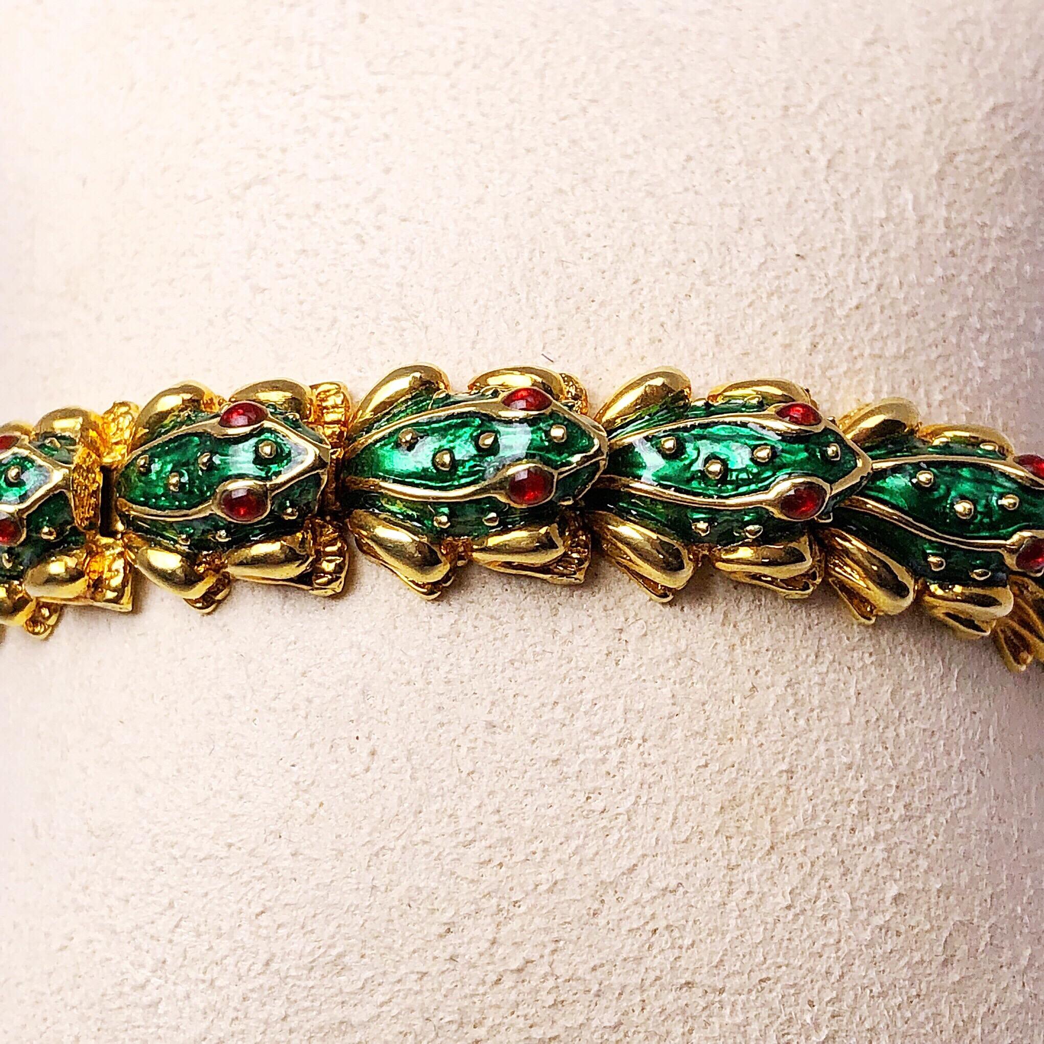 Hidalgo Frosch-Armband aus 18 Karat Gelbgold, grüner Emaille und Rubin im Zustand „Neu“ im Angebot in New York, NY