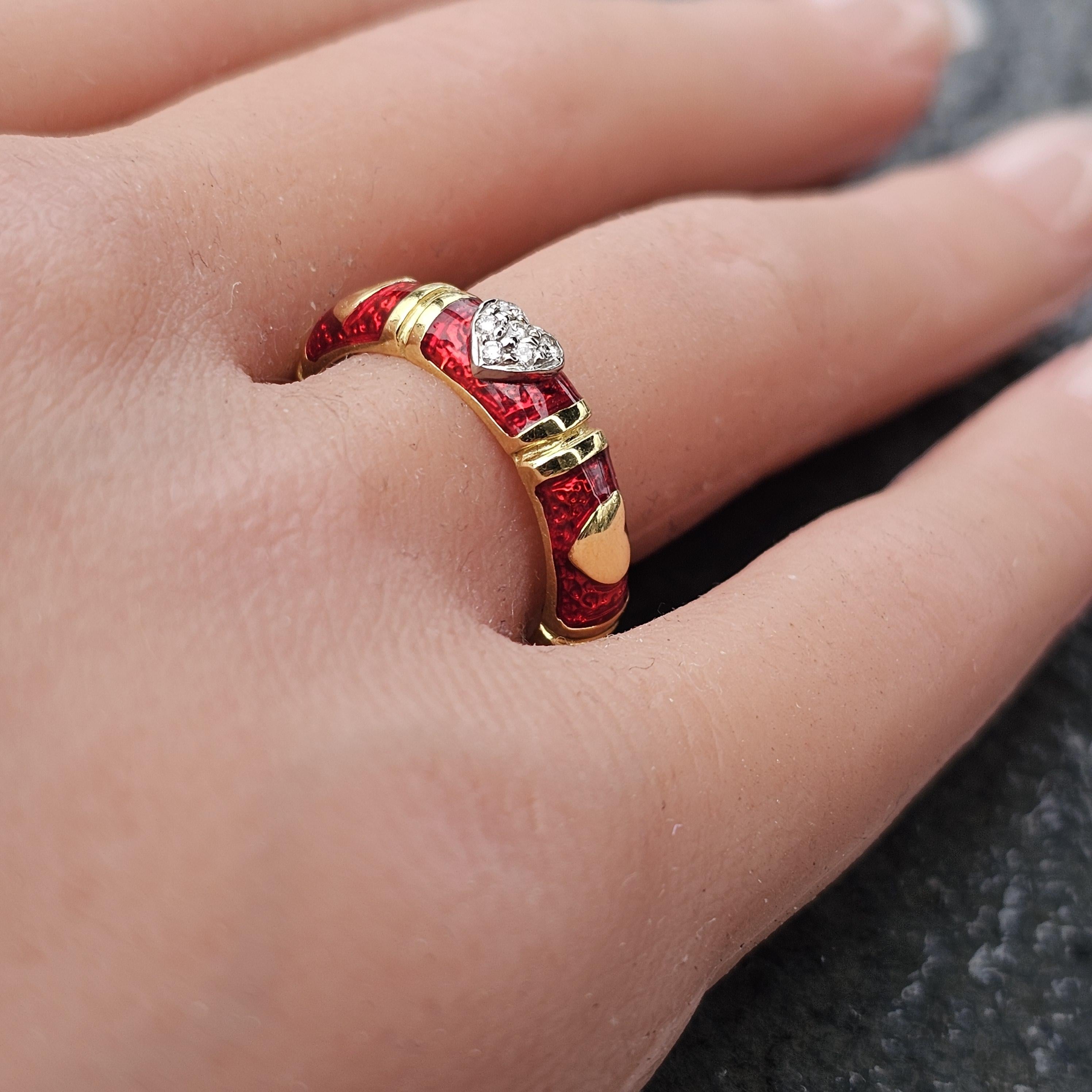 Ti presentiamo un affascinante anello a fascia Hidalgo, meticolosamente realizzato con una vibrante finitura in smalto rosso. Questo squisito pezzo presenta un grappolo di diamanti bianchi a forma di cuore, che aggiunge un tocco di eleganza e