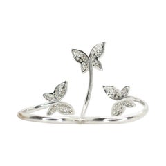 Anello Hidalgo a due dita in oro bianco 18 carati decorato con quasi diamanti