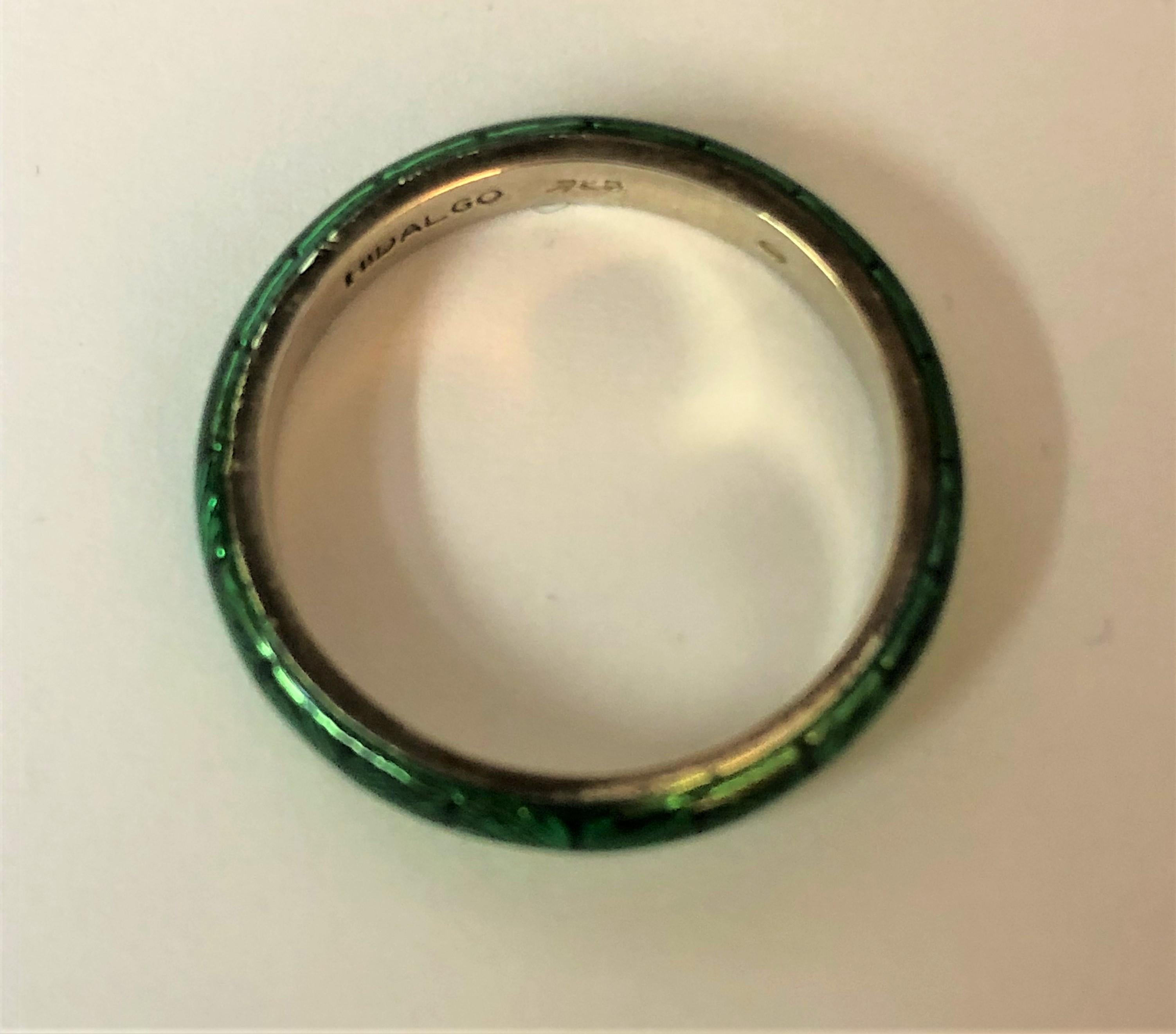 Von Designer Hidalgo 
Ein grüner Emaille-Ring aus Sterlingsilber, ca. 3 mm breit.  
Gestempelt 