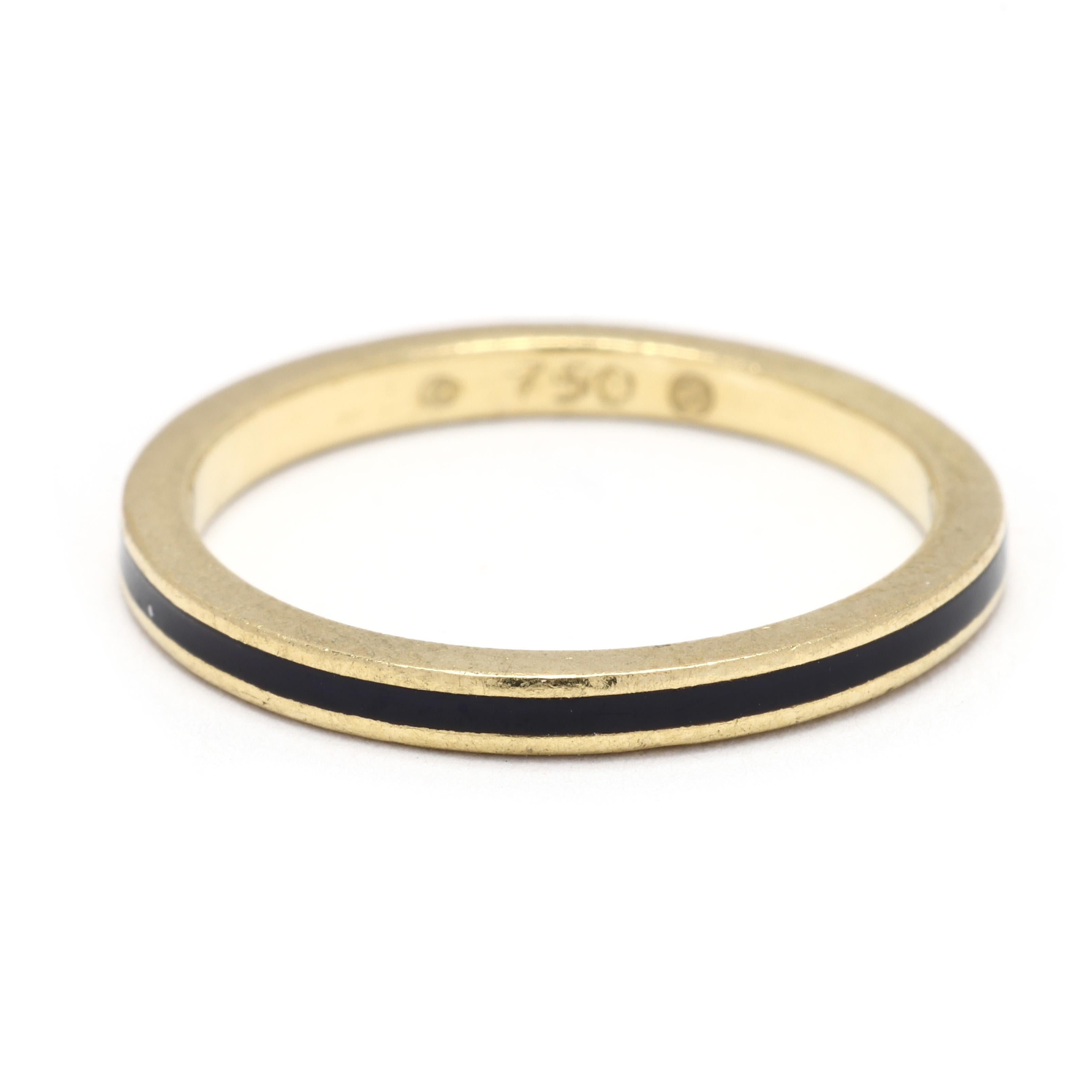 Añade un toque de elegancia a tu colección de joyas con este impresionante anillo Hidalgo de banda fina. Elaborado en lujoso oro amarillo de 18 quilates y acentuado con elegante esmalte negro, este anillo de diseño ofrece un aspecto chic y moderno,