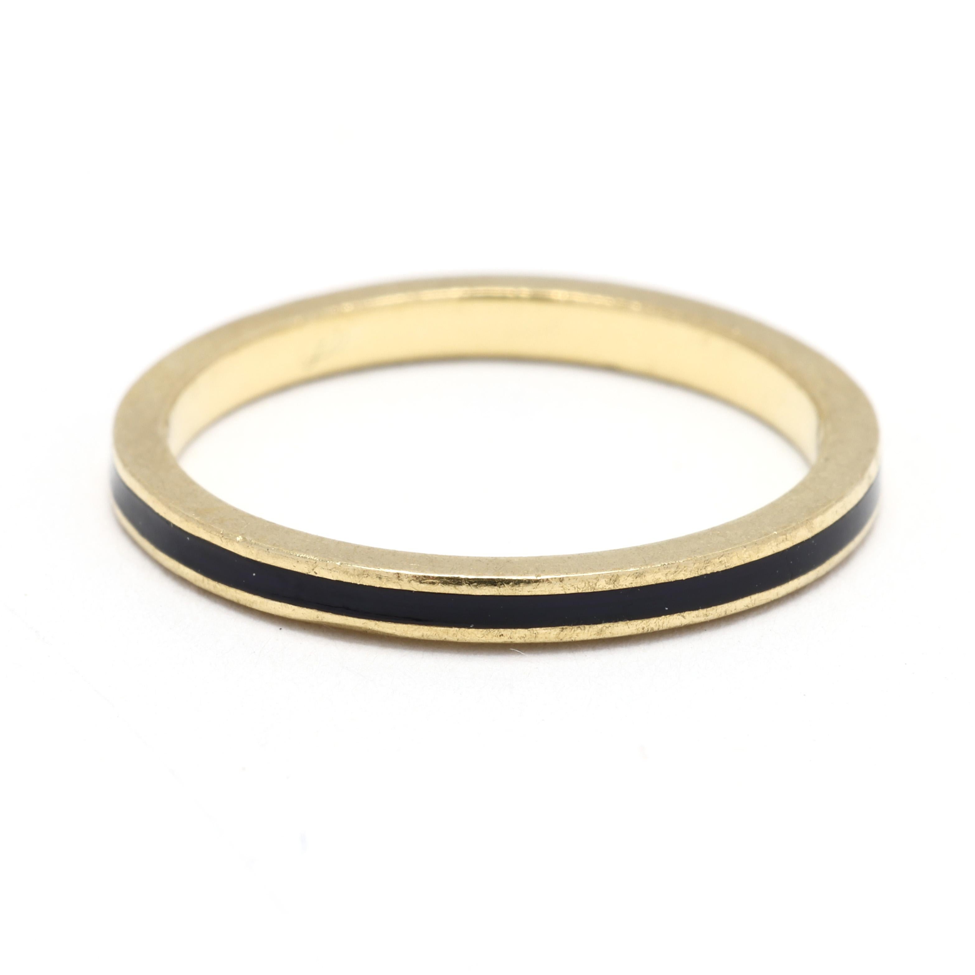 Ajoutez une touche d'élégance à votre collection de bijoux avec cette superbe bague à anneau fin Hidalgo. Fabriquée en luxueux or jaune 18 carats et rehaussée d'un émail noir élégant, cette bague de créateur offre un look chic et moderne, parfait