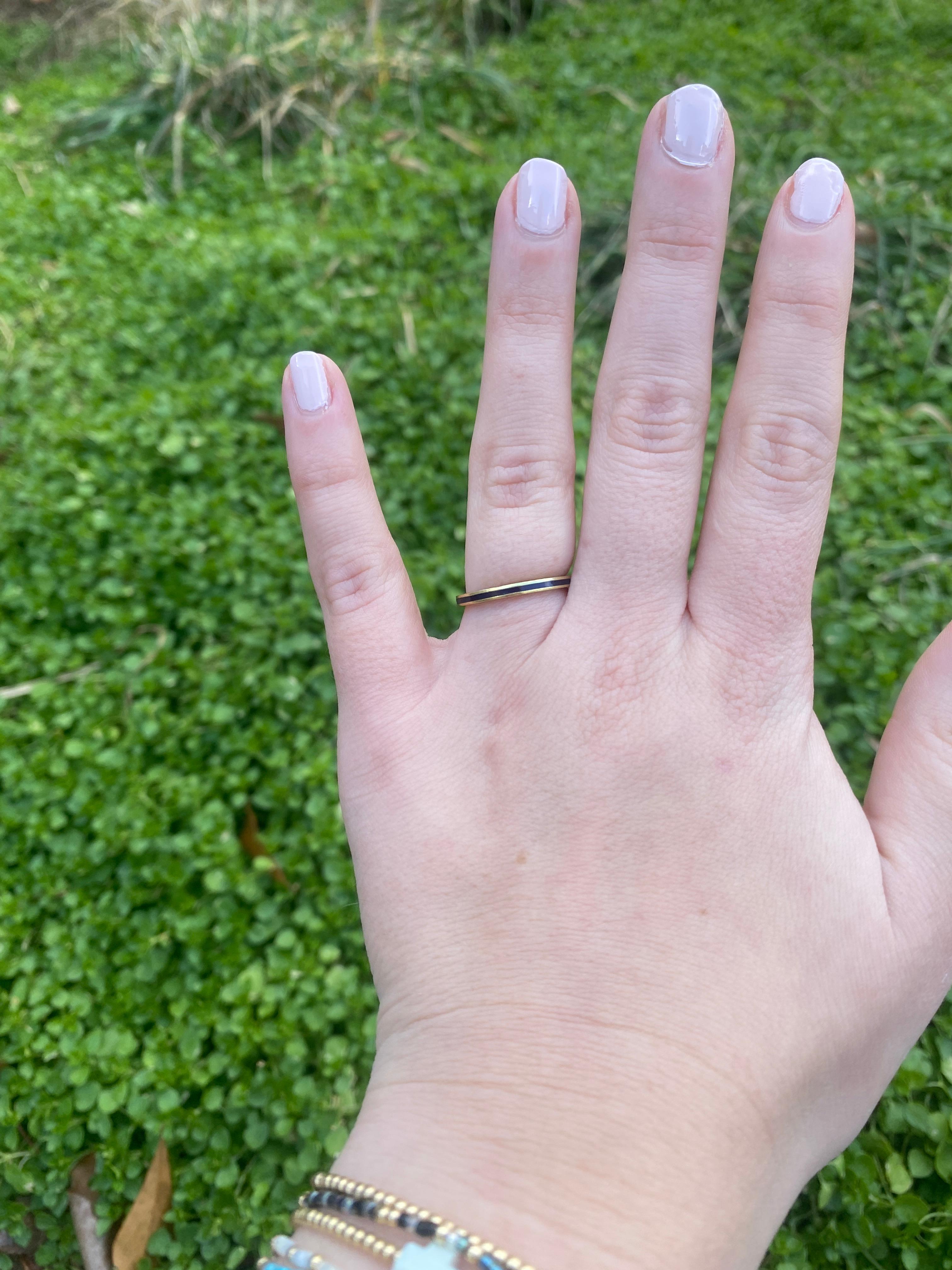 Bague à anneau fin Hidalgo, émail noir et or jaune 18k, taille 6.25 en vente 1