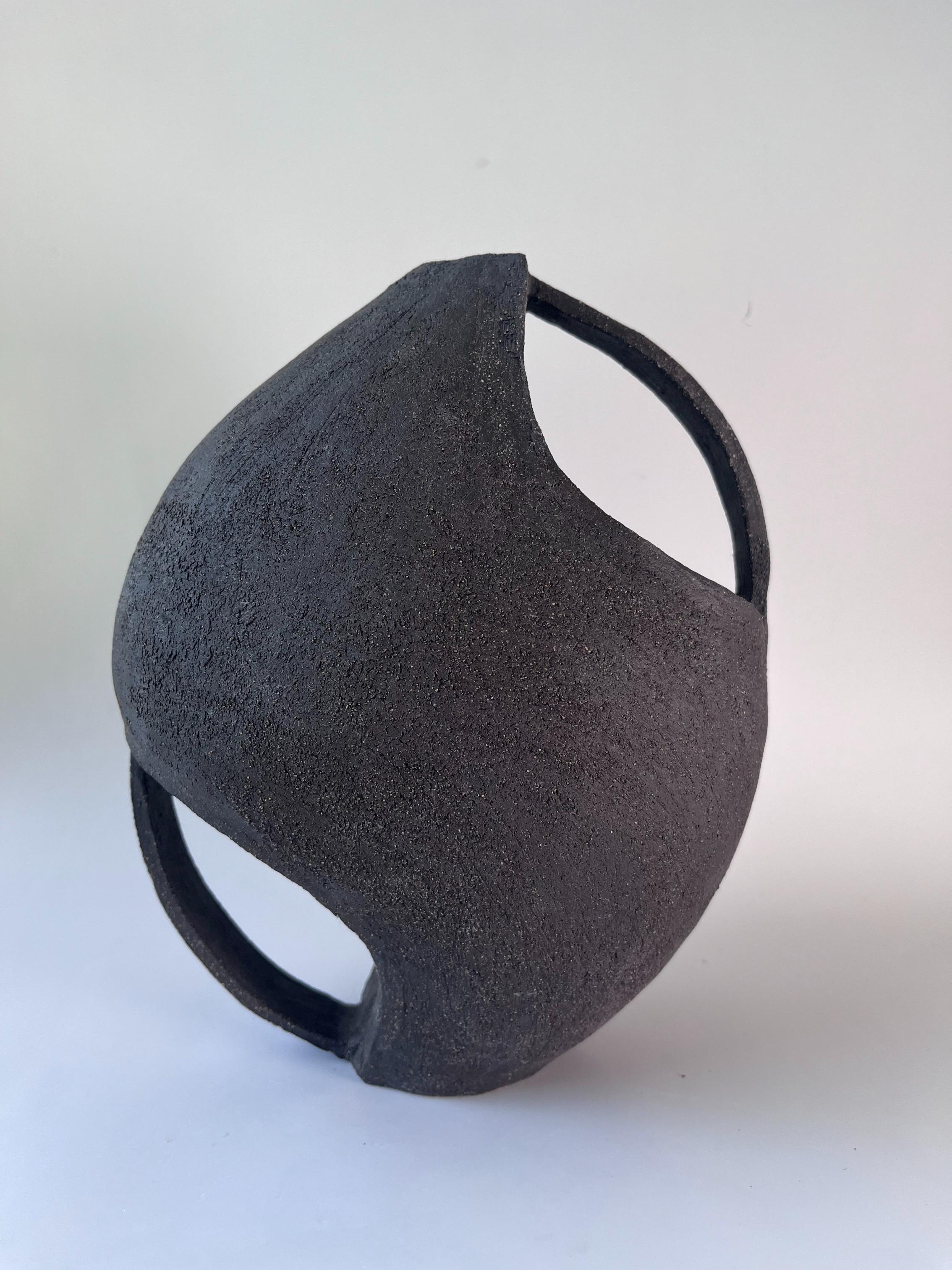 Vaso Hidden 1 di Rezzo Ceramics
Dimensioni: L 21 x P 17 x H 26 cm (le dimensioni possono variare).
Materiali: Gres
Finitura: Non smaltato. Adatto per fiori secchi

Esra Misirli Kubilay è un'artista turca della ceramica. Dopo aver conseguito la