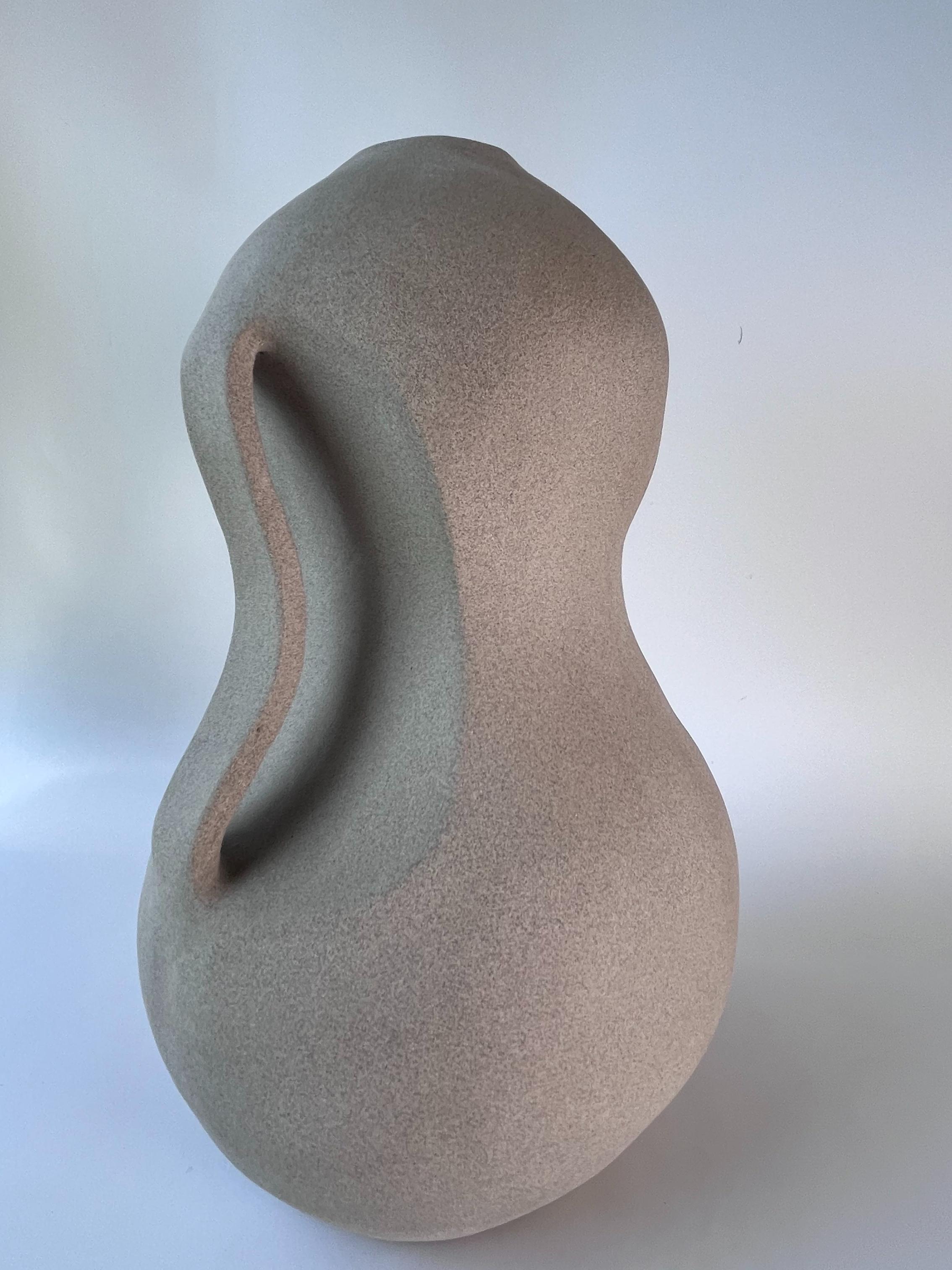 Vaso Hidden 2 di Rezzo Ceramics
Dimensioni: L 17 x P 17 x H 27 cm (le dimensioni possono variare).
Materiali: Gres
Finitura: Non smaltato. Adatto per fiori secchi

Esra Misirli Kubilay è un'artista turca della ceramica. Dopo aver conseguito la