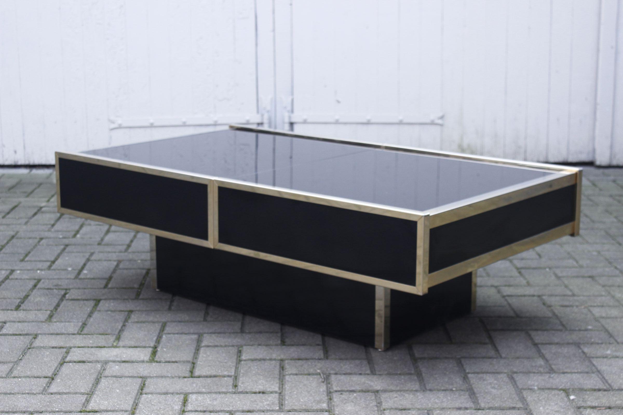 Hidden bar coffee table in glass & gilded metal by Maison Lancel, France 1970s In Good Condition For Sale In STRASBOURG, FR