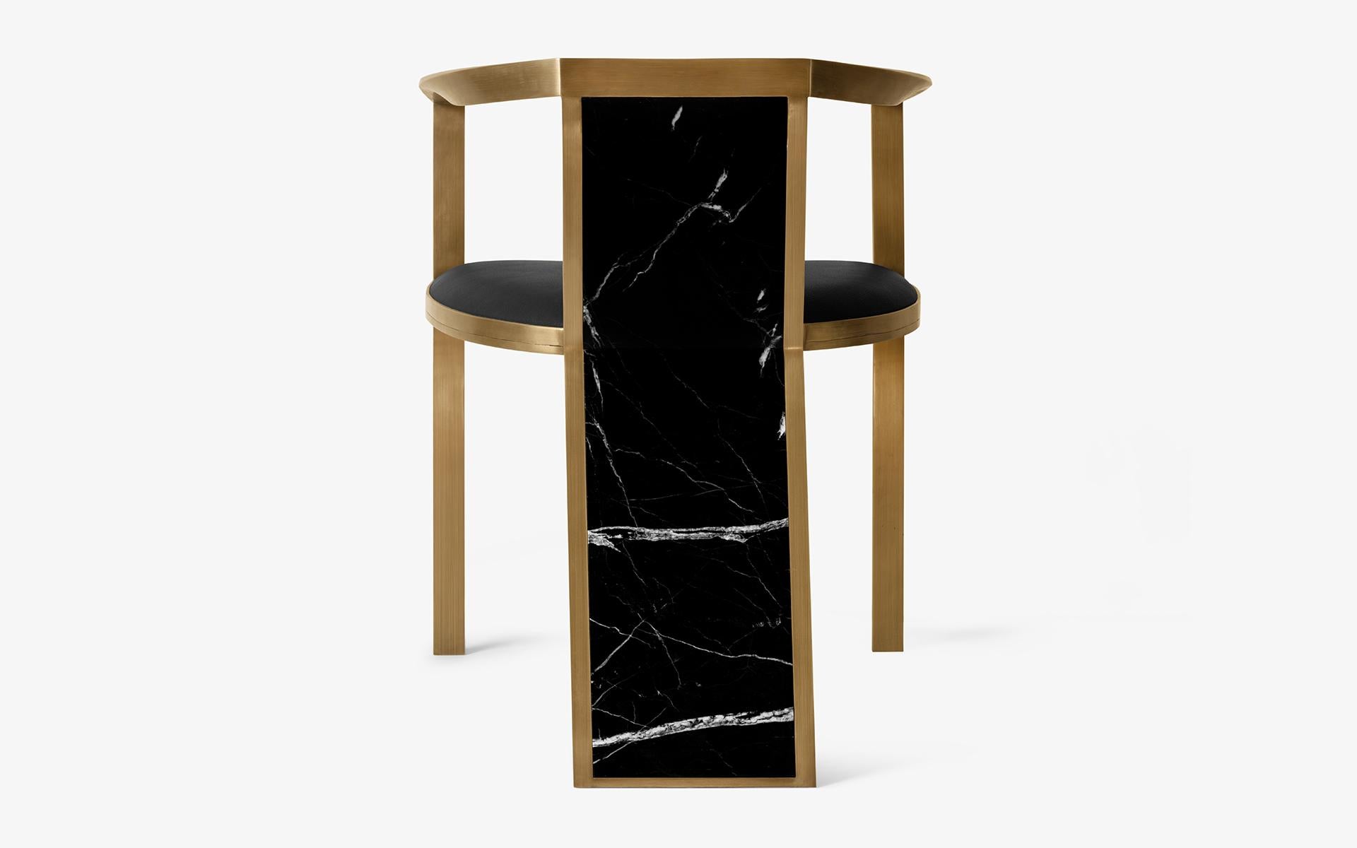 Der Stuhl Hidden wurde entworfen, um das elegante Gefühl, das durch die Kombination von Marmor und Messing mit einer perfekten Form entsteht, in Ihr Zuhause zu bringen.

 Der Hidden Chair besticht durch sein raffiniertes Design, bei dem Marmor und