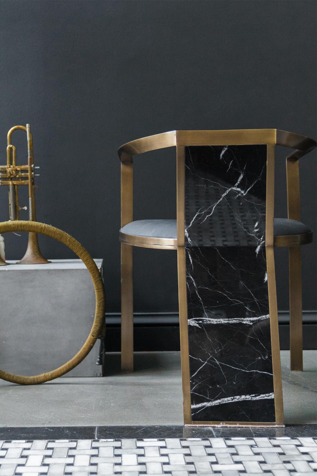 XXIe siècle et contemporain Chaise en laiton et marbre Hidden en vitrine en vente