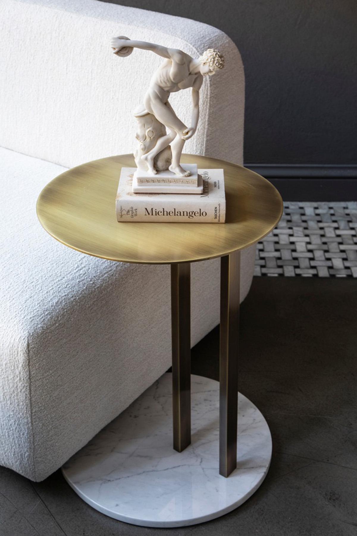 La table d'appoint Hidden C est un meuble étonnant conçu avec une base en marbre et un plateau en laiton qui s'entrecroisent sans heurt pour créer un look impeccable. Cette table d'appoint est unique car elle est dotée d'une forme cachée en 