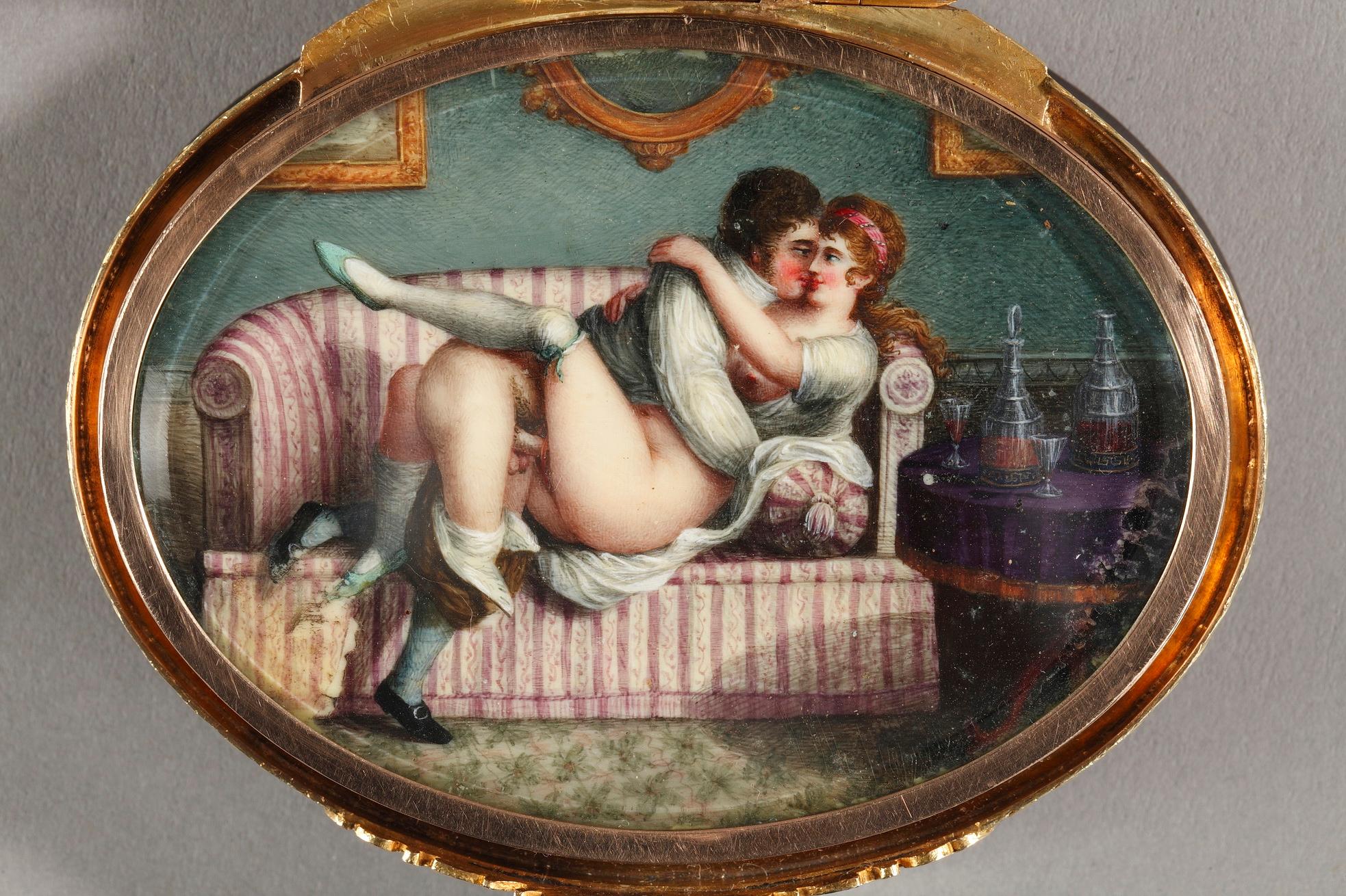 Oval snuff box in brown tortoiseshell, entirely lined with gold. The hinged lid is decorated with a floral medallion in several different gold tones. The gold framework is intricately sculpted, and a small, shell-shaped button serves to open the