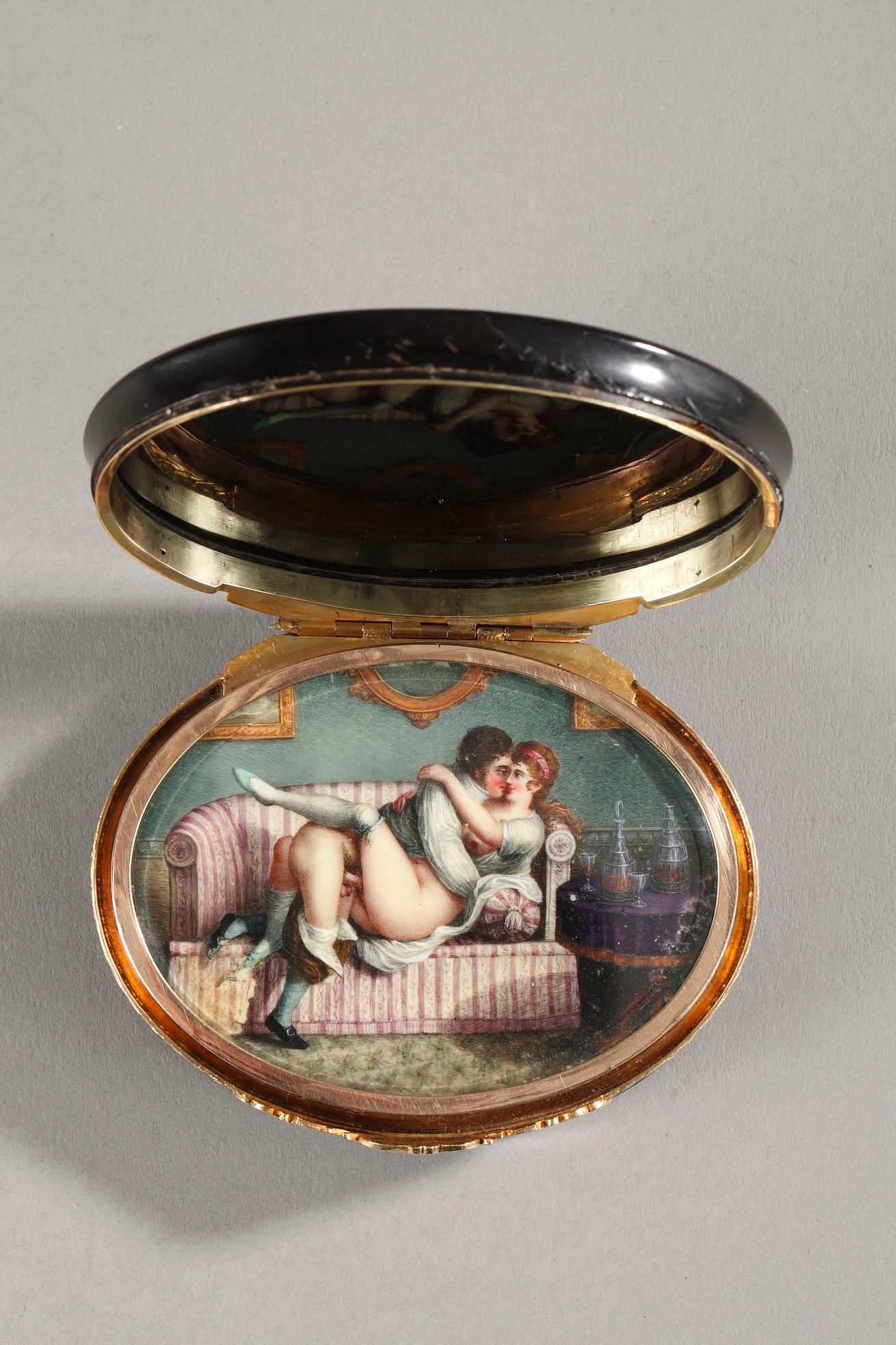 Hidden compartment snuff box tortoiseshell, gold and erotic miniature. In Good Condition For Sale In Paris, FR