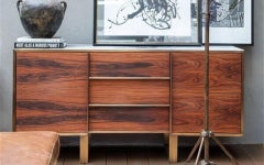 Hidden Console, Korpus aus Kastanienfurnier, Details und Beine aus messingbeschichtetem Metall