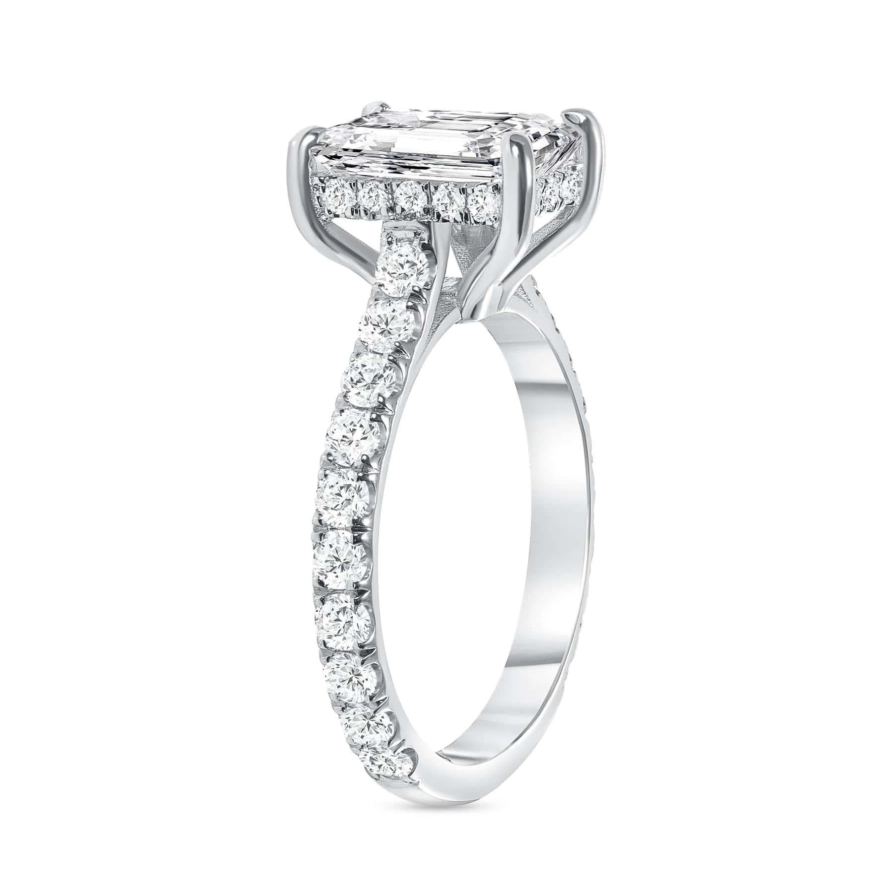 En vente :  Bague de fiançailles solitaire en or 18 carats avec diamant taille émeraude 3