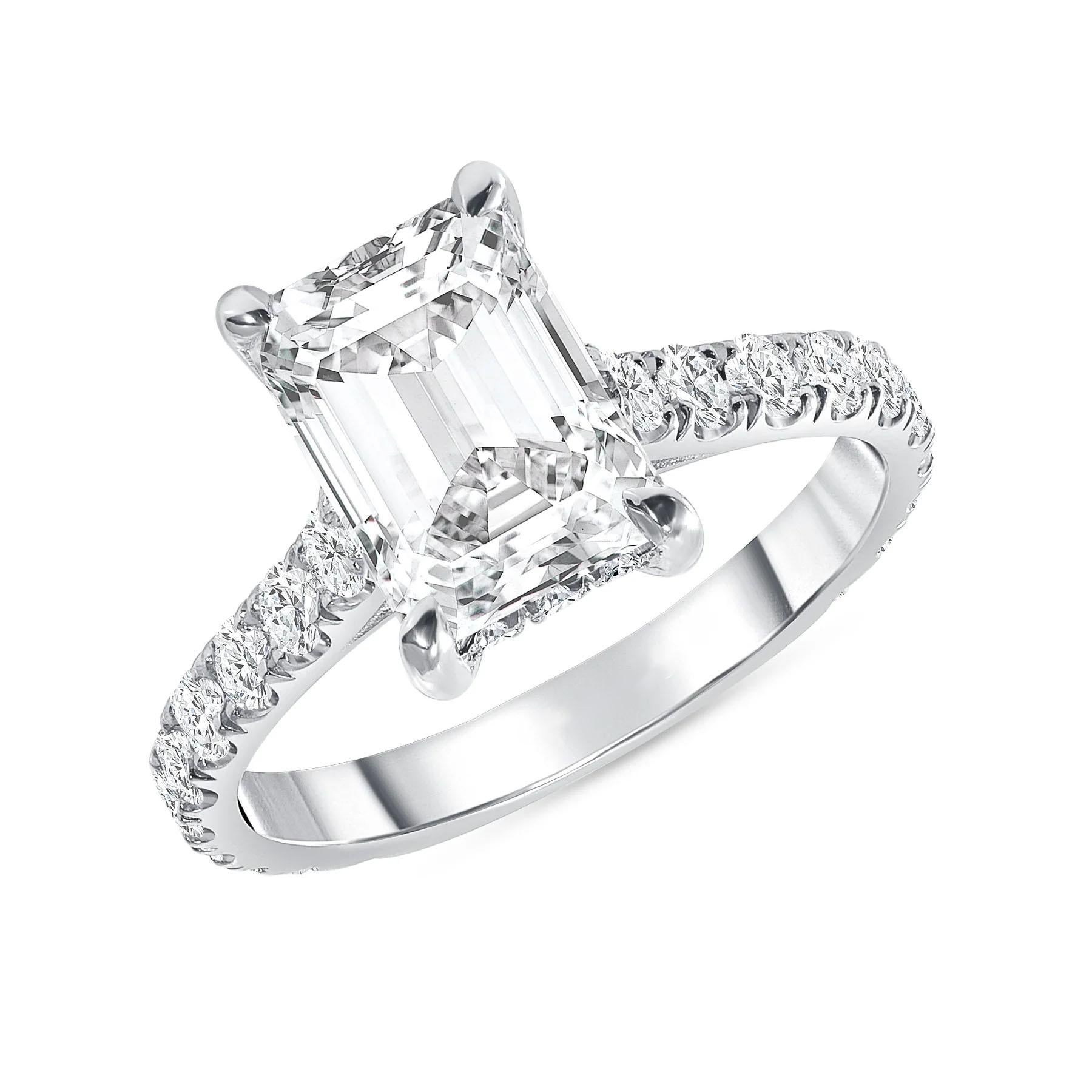 En vente :  Bague de fiançailles solitaire en or 18 carats avec diamant taille émeraude 4