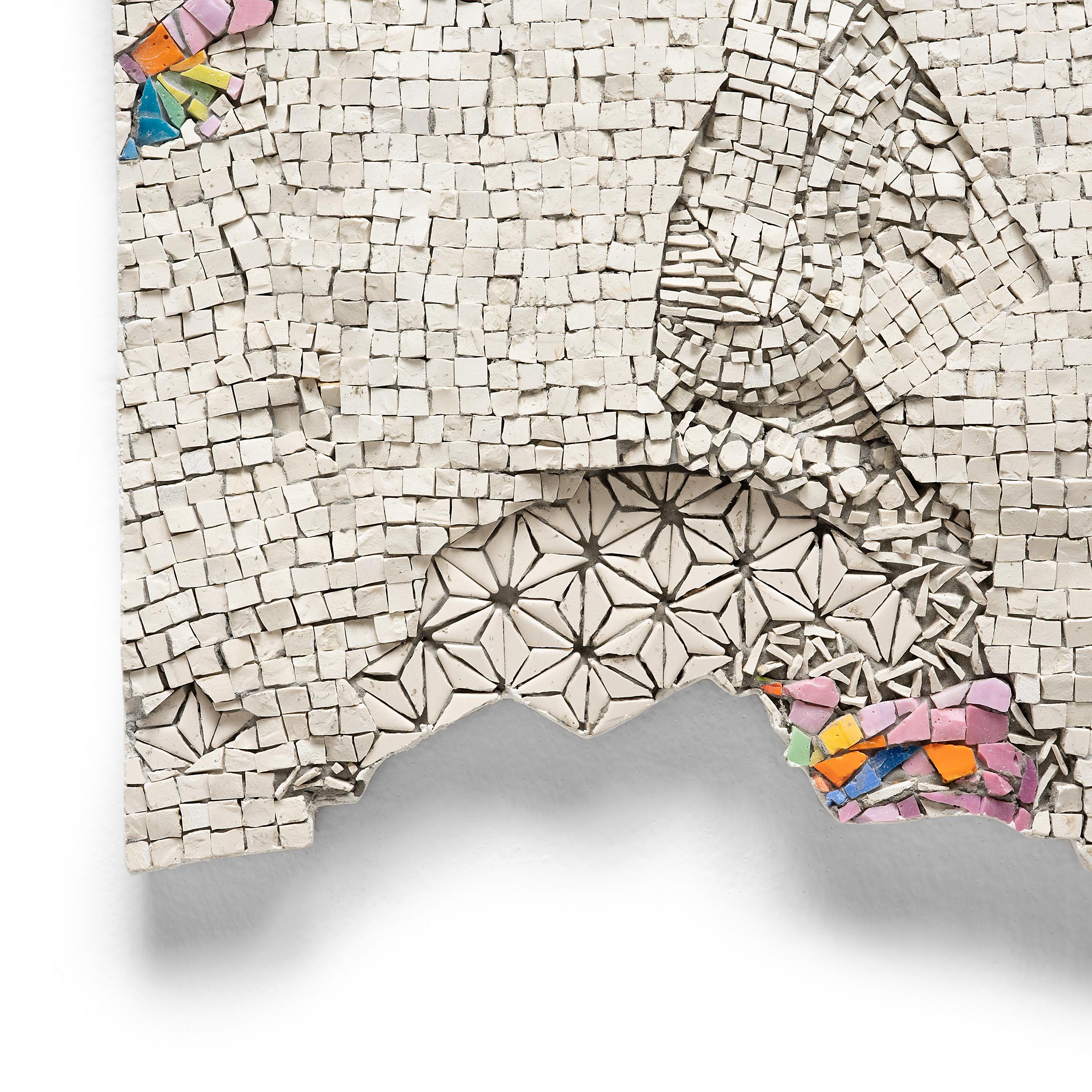 Monocromatiche, eteree e altamente strutturate, le composizioni astratte dell'artista giapponese Toyoharu Kii riflettono un approccio sofisticato all'arte tecnica del mosaico. Con una formazione classica a Firenze, in Italia, Kii crea i suoi mosaici