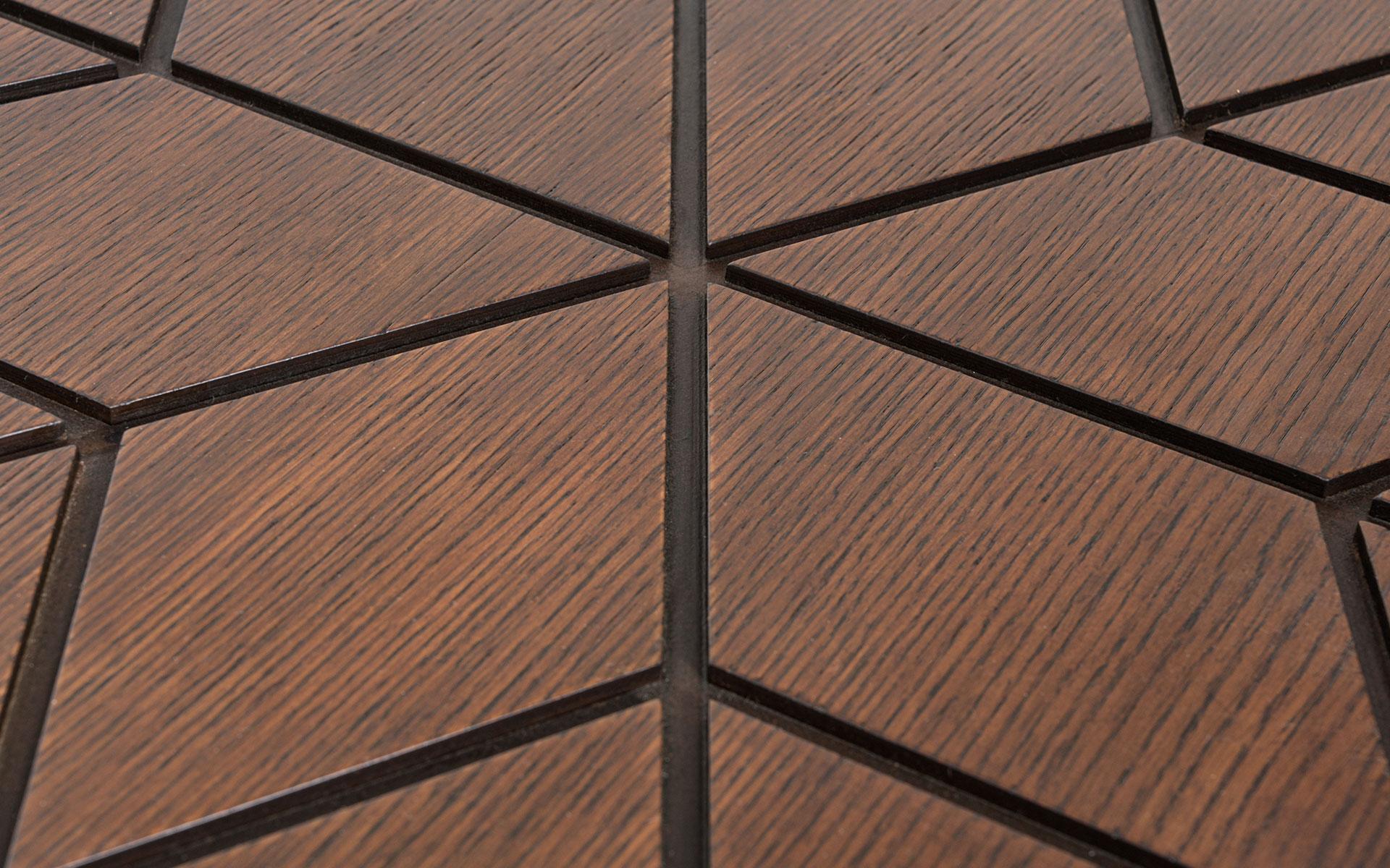 Table d'appoint à piédestal caché avec verre fumé et détails en Wood Wood en vente 3