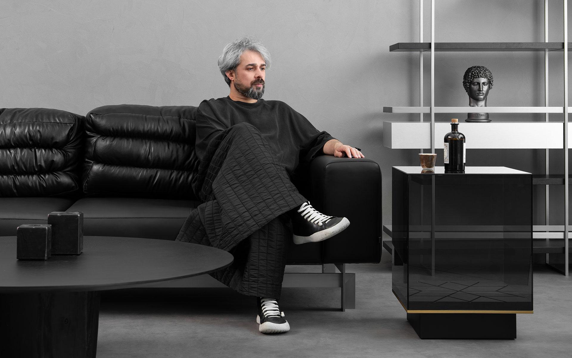 Table d'appoint à piédestal caché avec verre fumé et détails en Wood Wood en vente 4