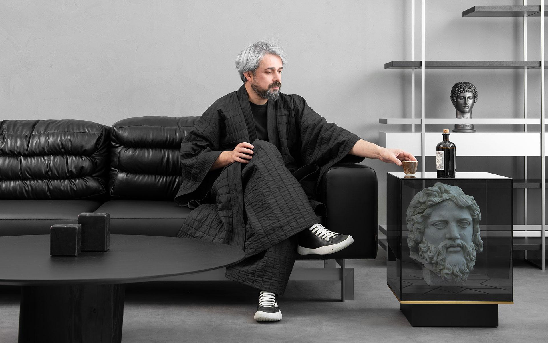 Table d'appoint à piédestal caché avec verre fumé et détails en Wood Wood en vente 5