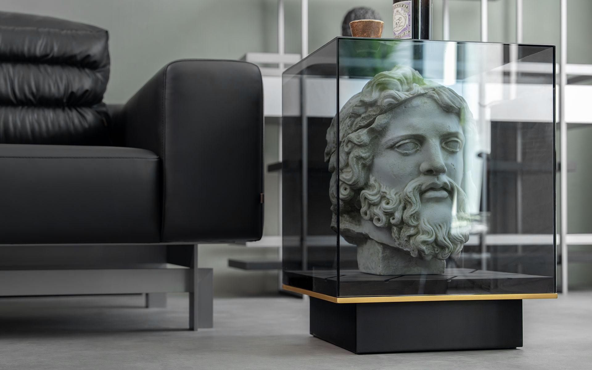 Moderne Table d'appoint à piédestal caché avec verre fumé et détails en Wood Wood en vente