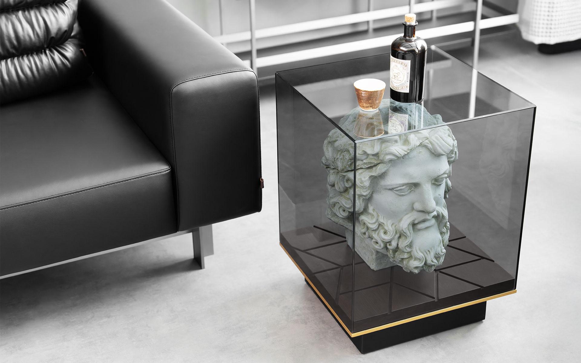 Turc Table d'appoint à piédestal caché avec verre fumé et détails en Wood Wood en vente