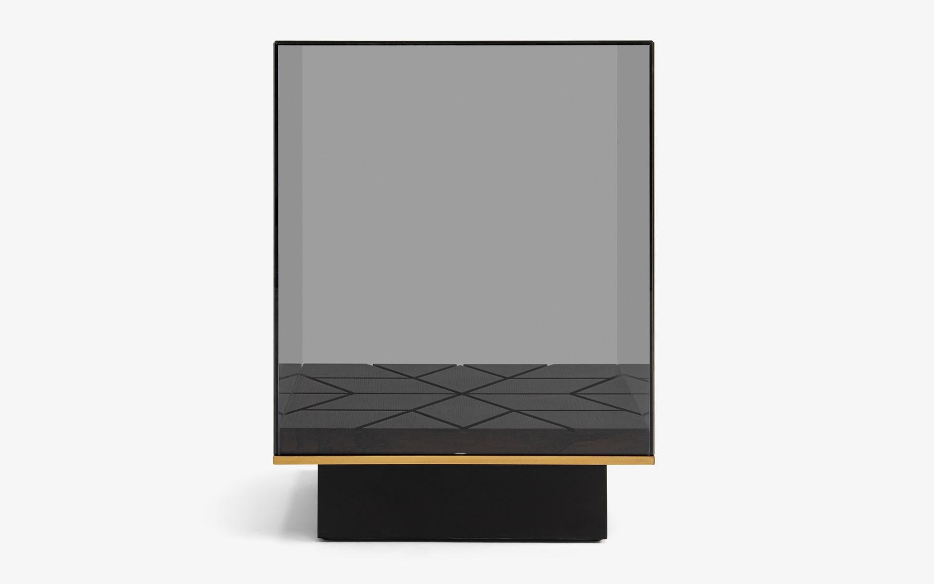 Fait main Table d'appoint à piédestal caché avec verre fumé et détails en Wood Wood en vente