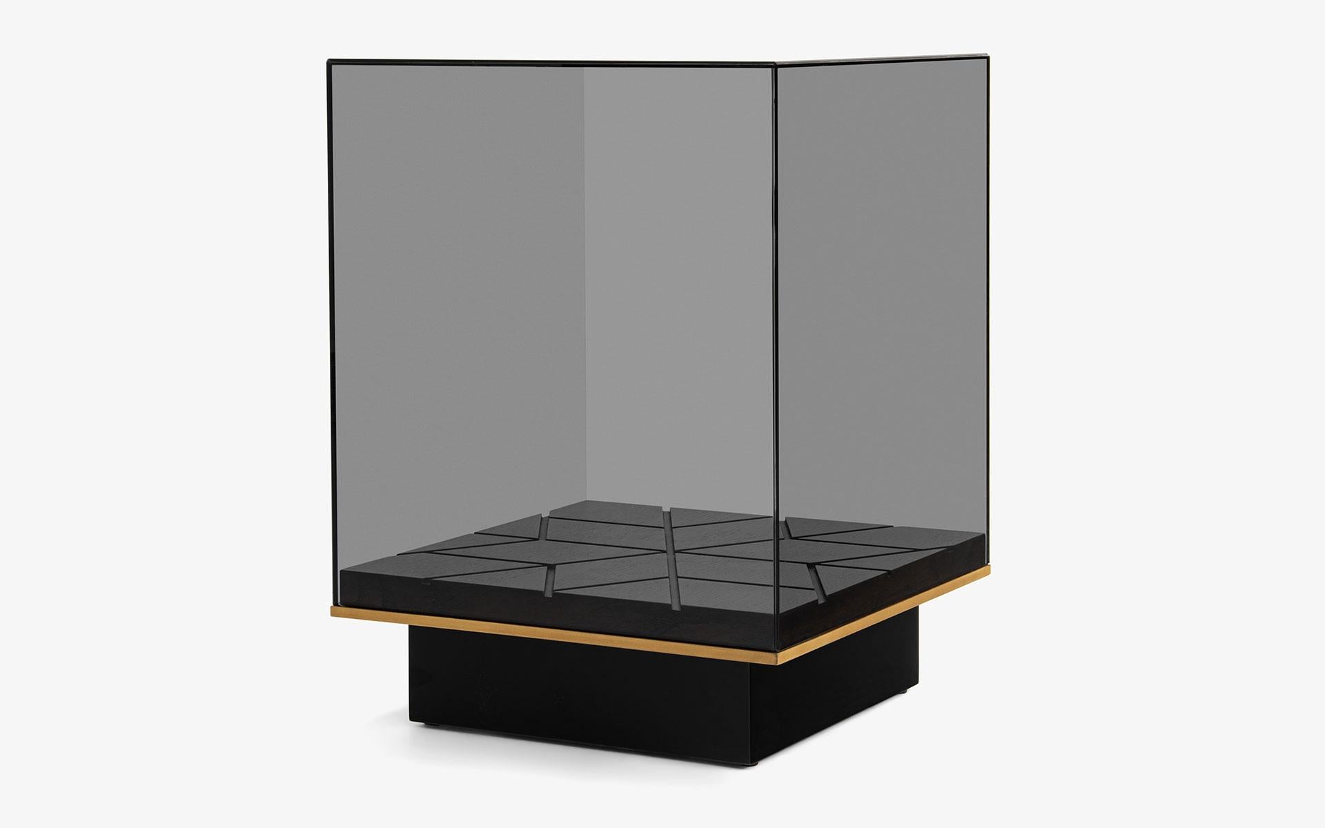 Table d'appoint à piédestal caché avec verre fumé et détails en Wood Wood Neuf - En vente à İSTANBUL, TR