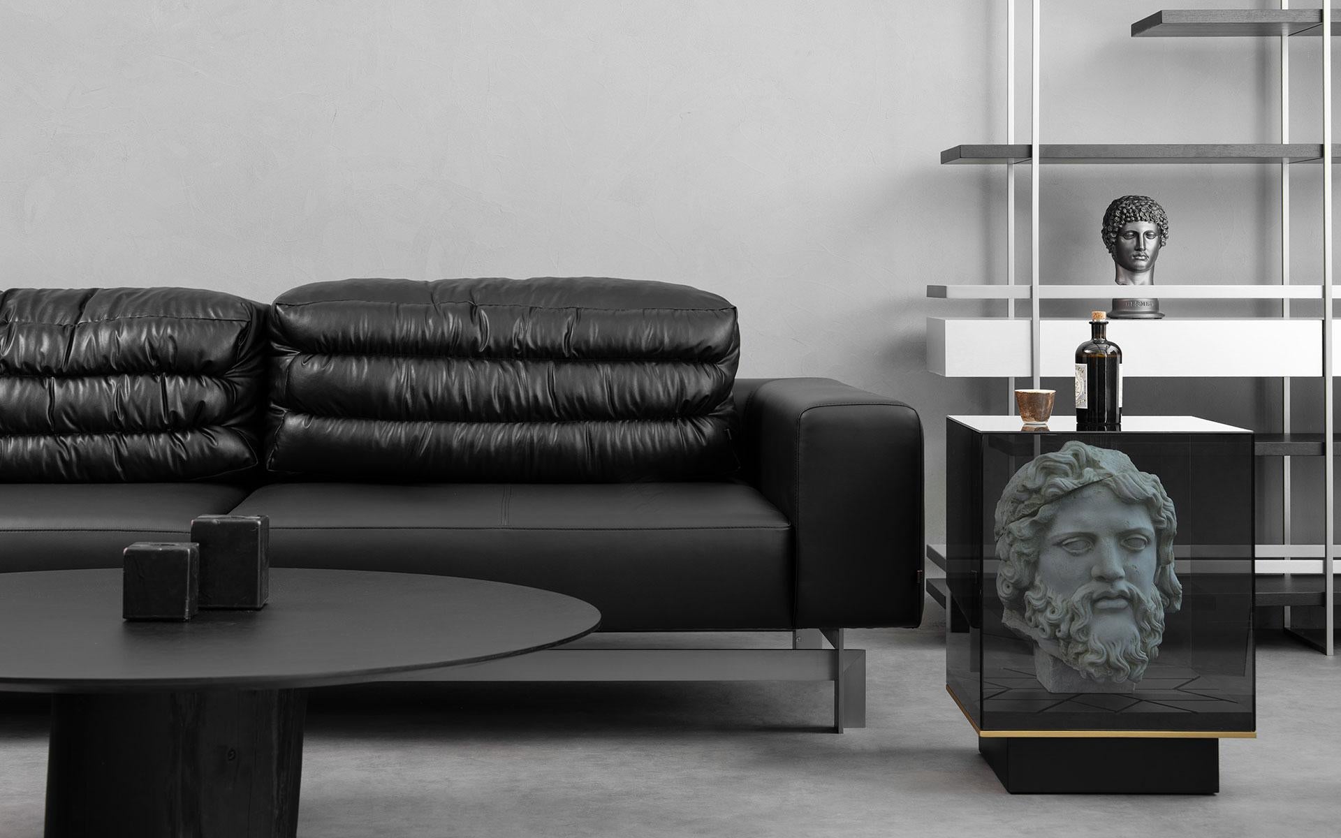 Verre Table d'appoint à piédestal caché avec verre fumé et détails en Wood Wood en vente