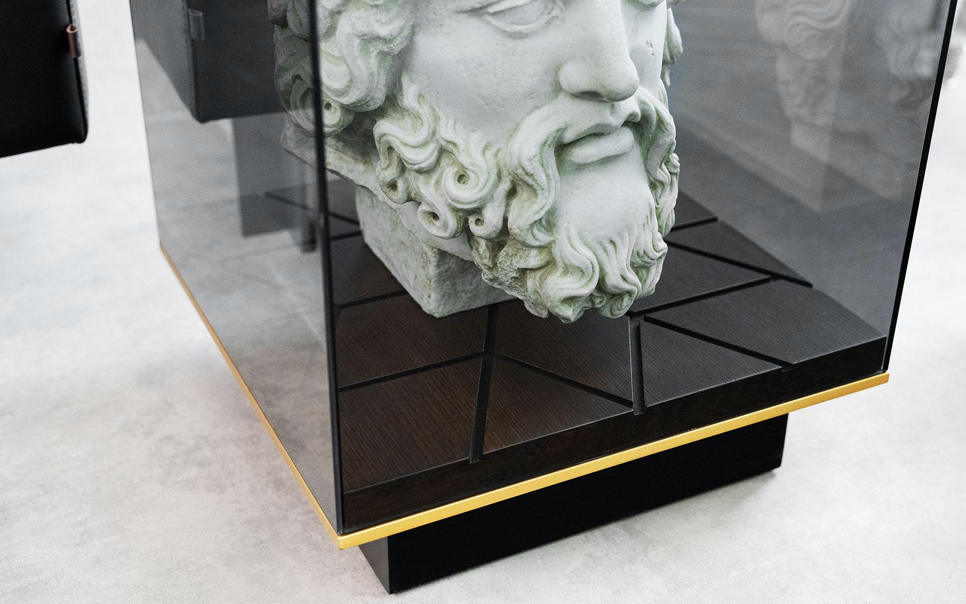 Table d'appoint à piédestal caché avec verre fumé et détails en Wood Wood en vente 1