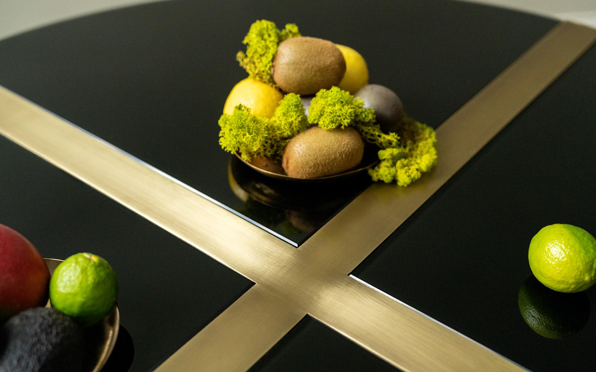XXIe siècle et contemporain Table de salle à manger ronde cachée en verre noir et laiton en vente