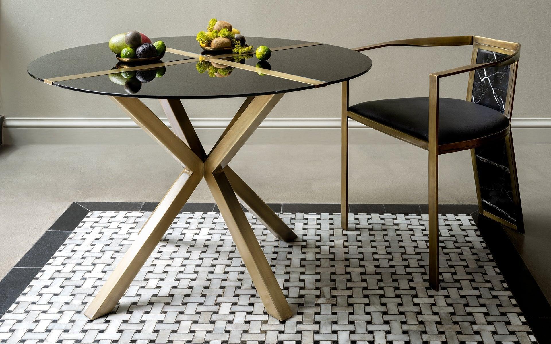 Métal Table ronde Hidden, pieds en métal recouvert de laiton en vente