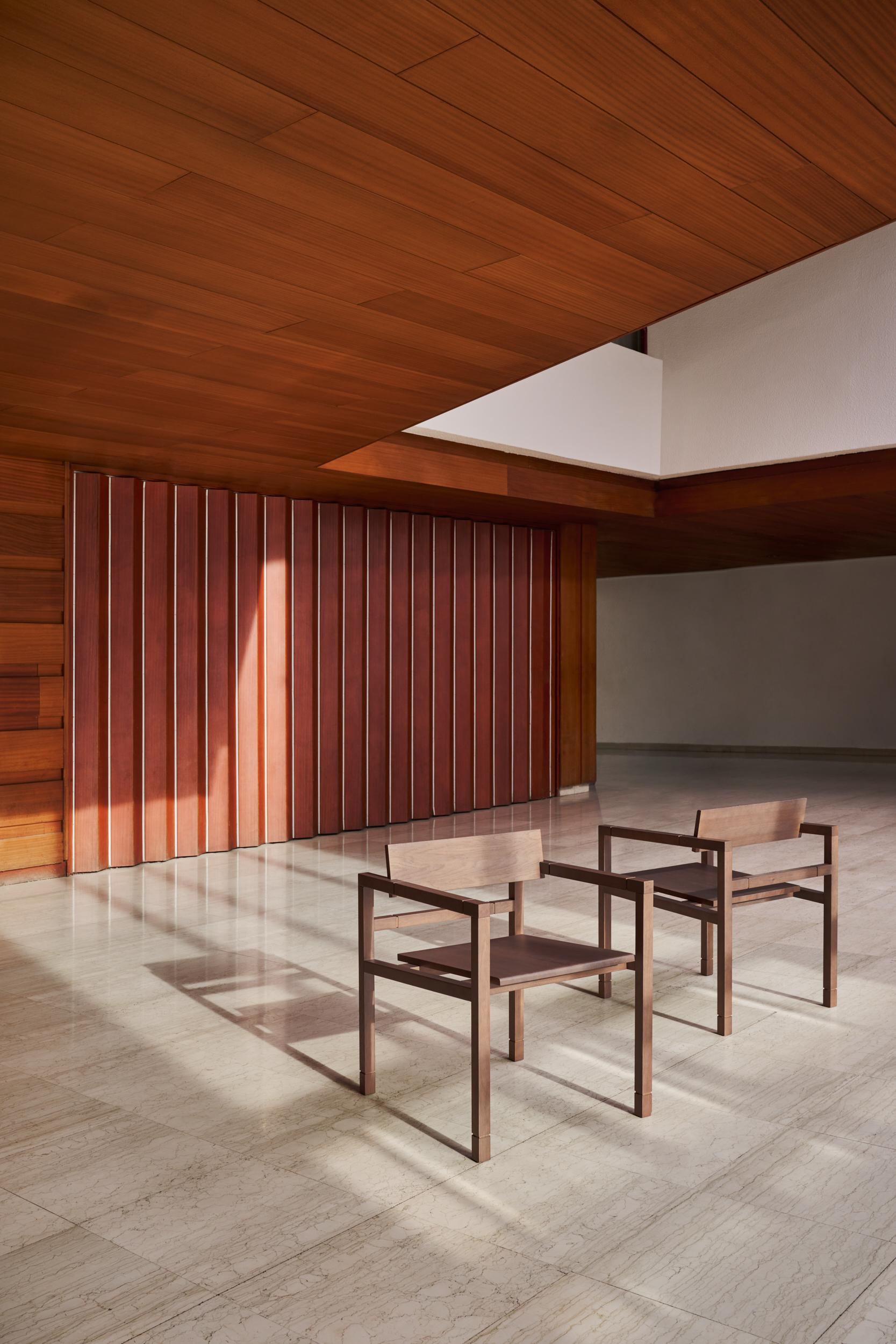 L'Elegance de la simplicité : La chaise moderne en bois de chêne avec accoudoirs

Dans un monde rempli de complexités, l'attrait de la simplicité n'a jamais été aussi fort. Dans l'esprit du design japonais minimaliste du 21e siècle, nous sommes