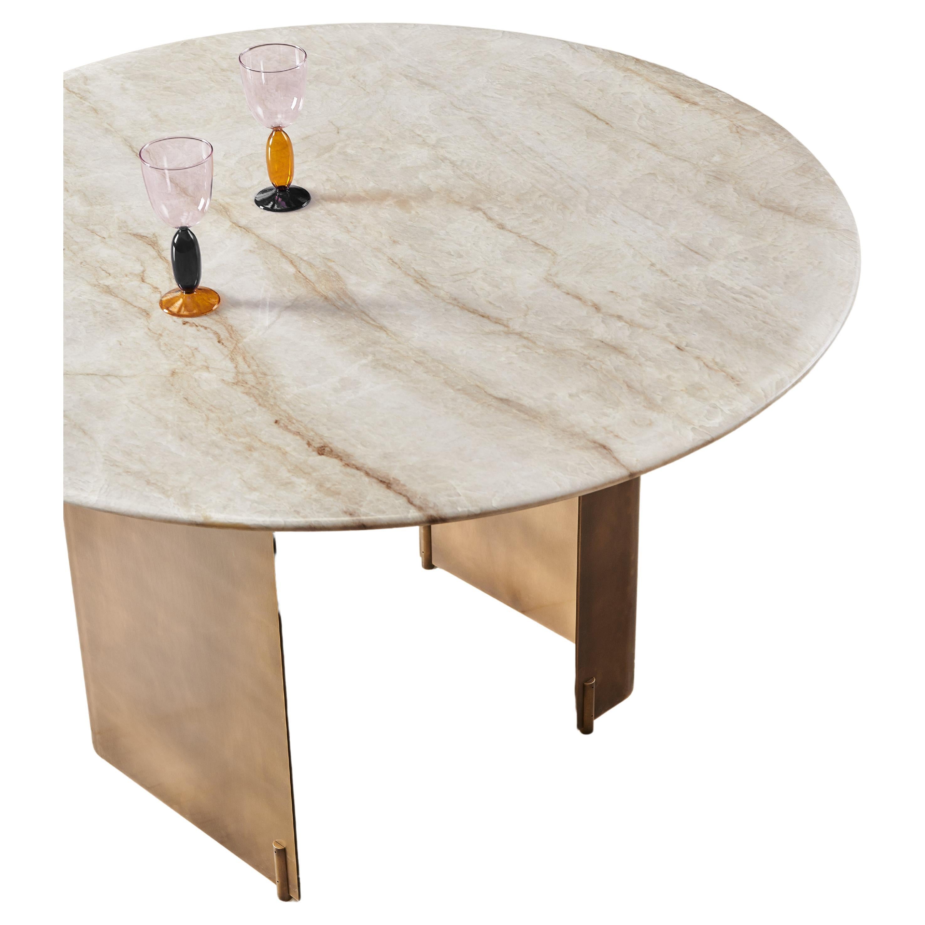 Table de salle à manger Hidde - 69 "Sixtynine"-  Quarzite claire et pieds en laiton DIA 1250 mm 