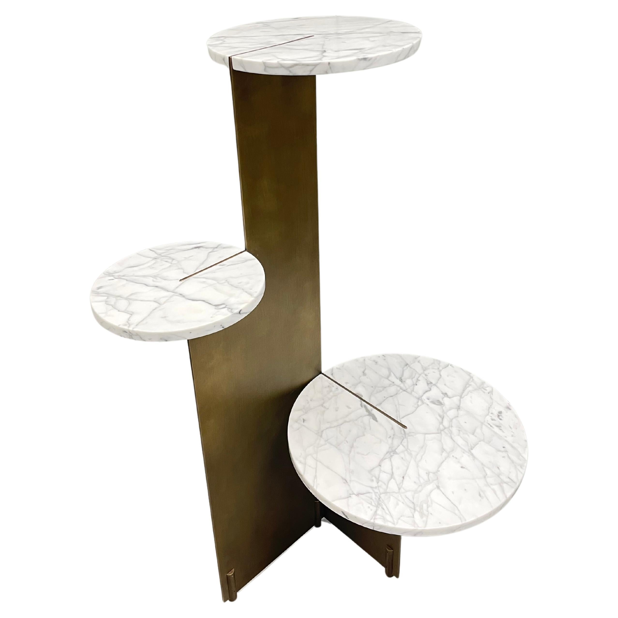 Table d'appoint Hidde - 39 Thirtynine.  Laiton vieilli et marbre italien, H=1120 mm 