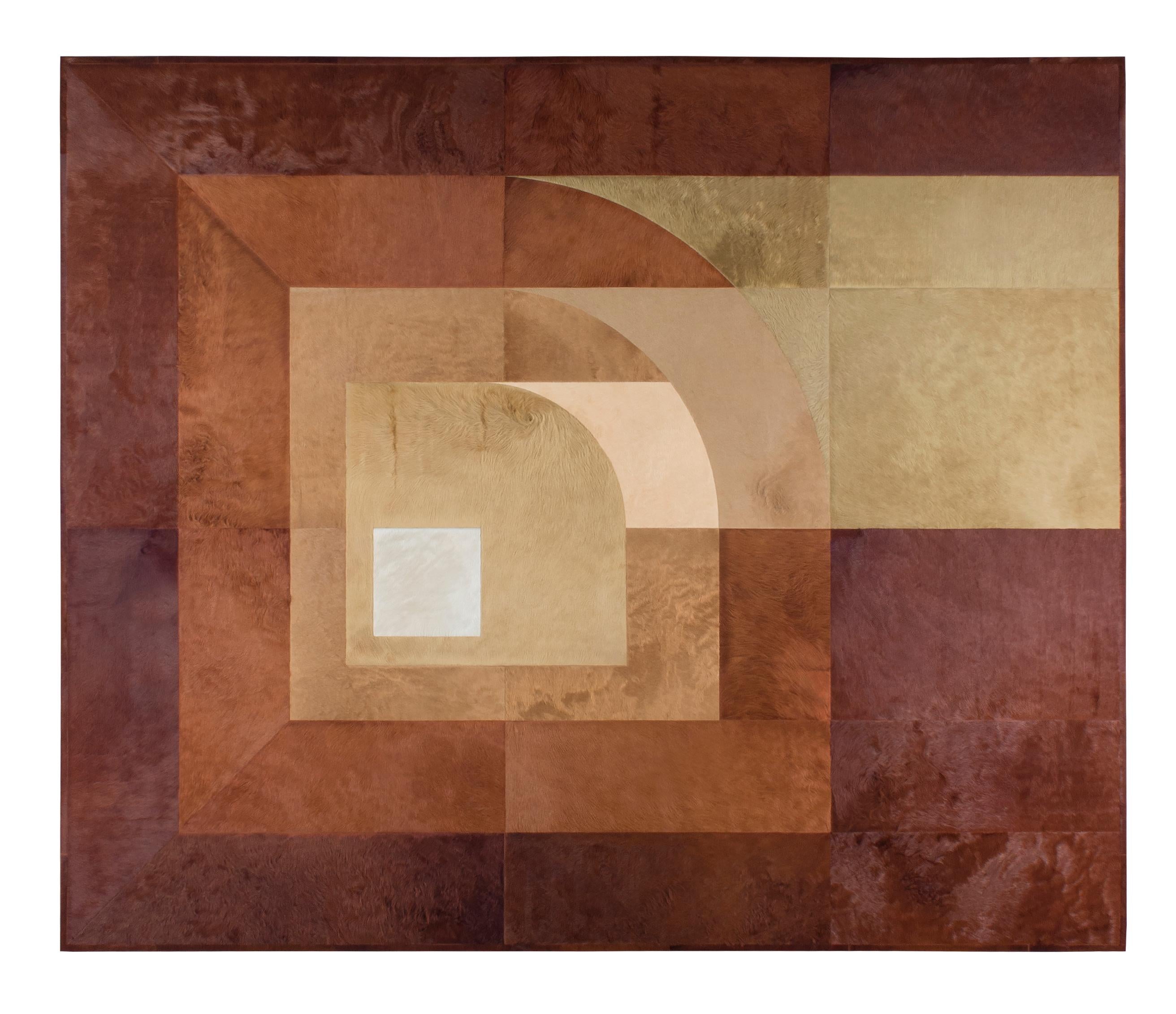 Questo tappeto Prisma Hide è stato progettato in collaborazione tra Kyle Bunting e l'interior designer Amy Lau nella loro seconda collezione. 
 

 Informazioni sul design:
 Le influenze del movimento Op Art di metà secolo si ritrovano in Prisma, la