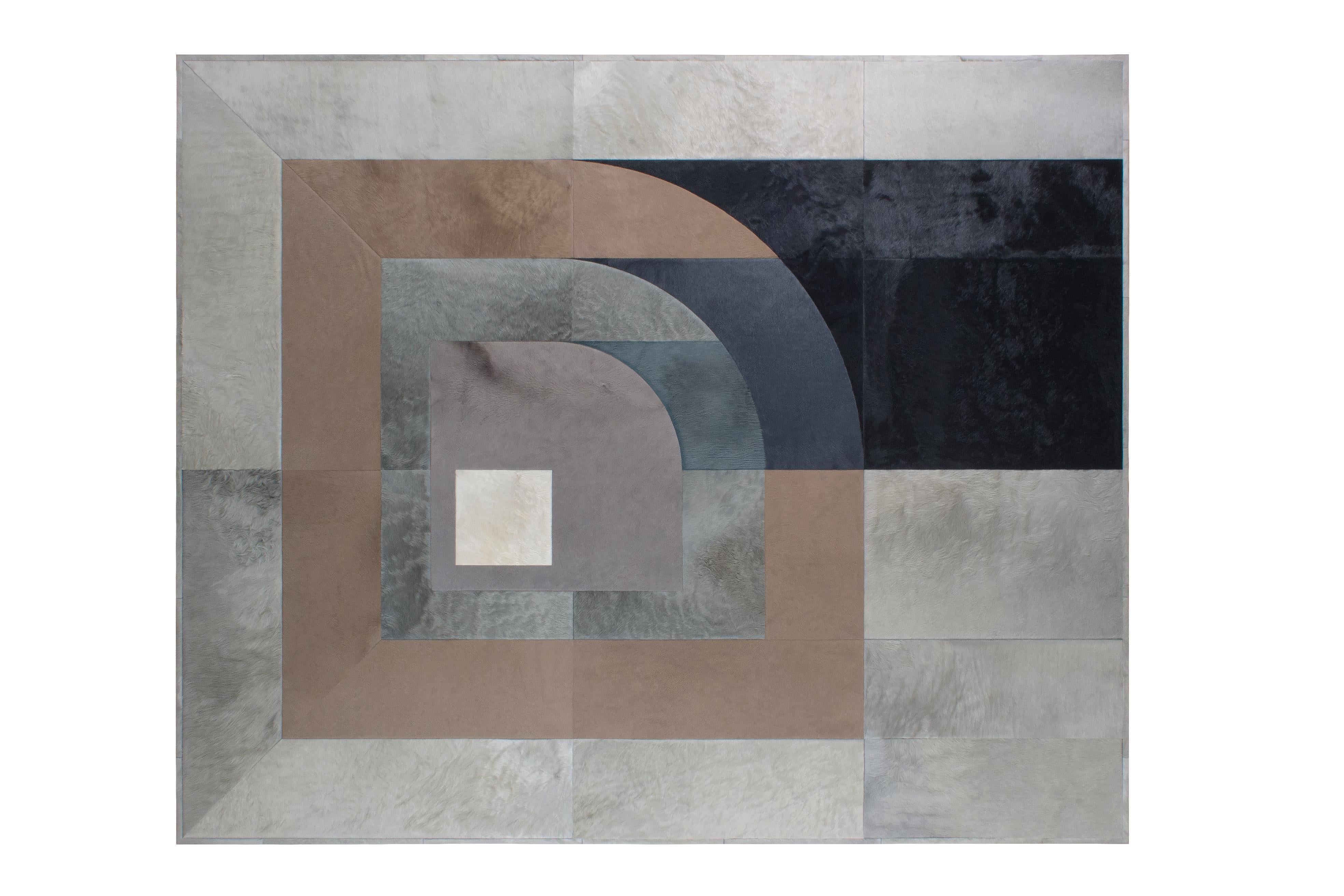 Questo tappeto Prisma Hide è stato progettato in collaborazione tra Kyle Bunting e l'interior designer Amy Lau nella loro seconda collezione. 
 

 Informazioni sul design:
 Le influenze del movimento Op Art di metà secolo si ritrovano in Prisma, la