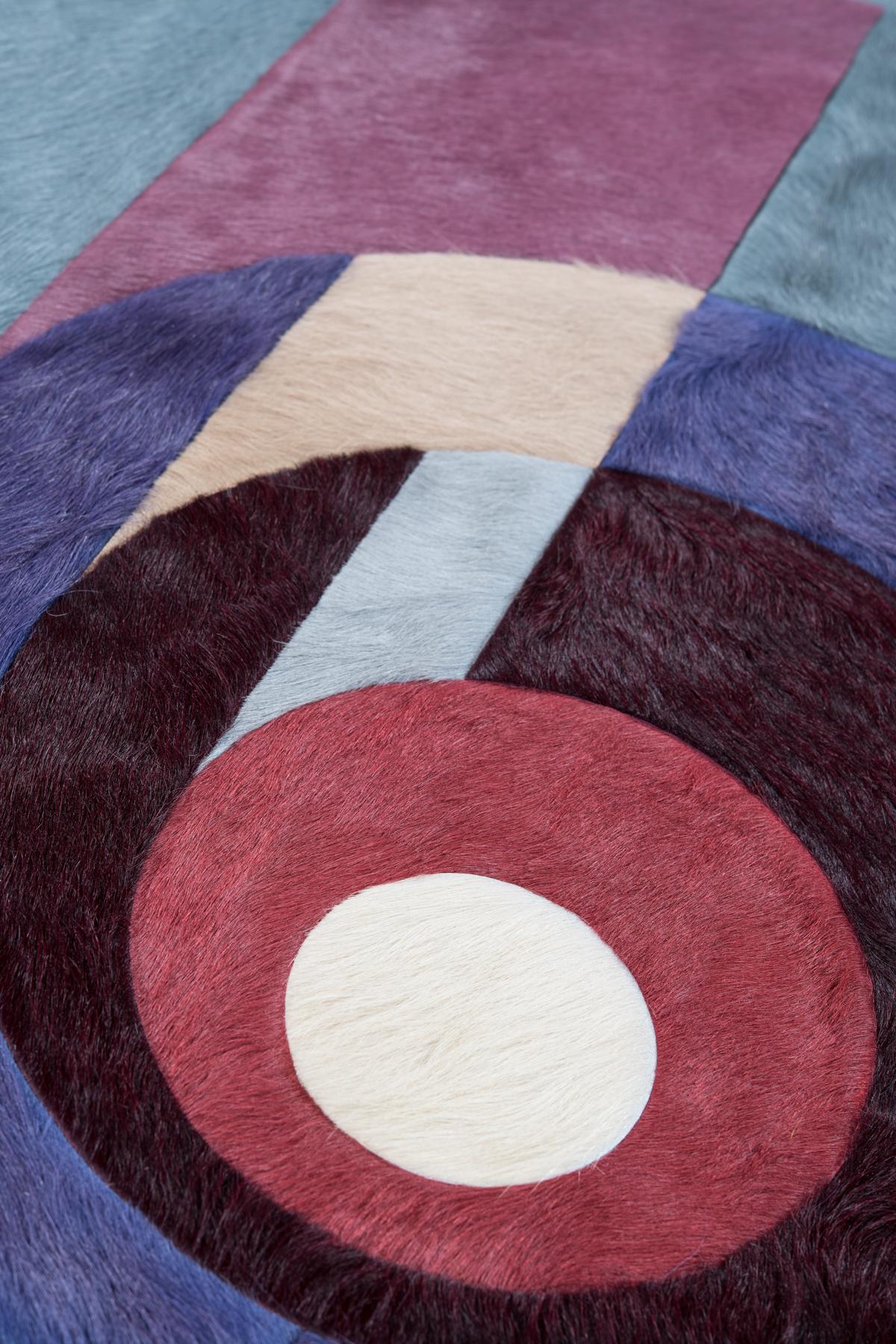 Ce tapis Prisma Hide a été conçu en collaboration entre Kyle Bunting et la designer d'intérieur Amy Lau dans le cadre de leur deuxième collection. 
 

 A propos du Design/One :
 Les influences du mouvement Op Art du milieu du siècle se retrouvent