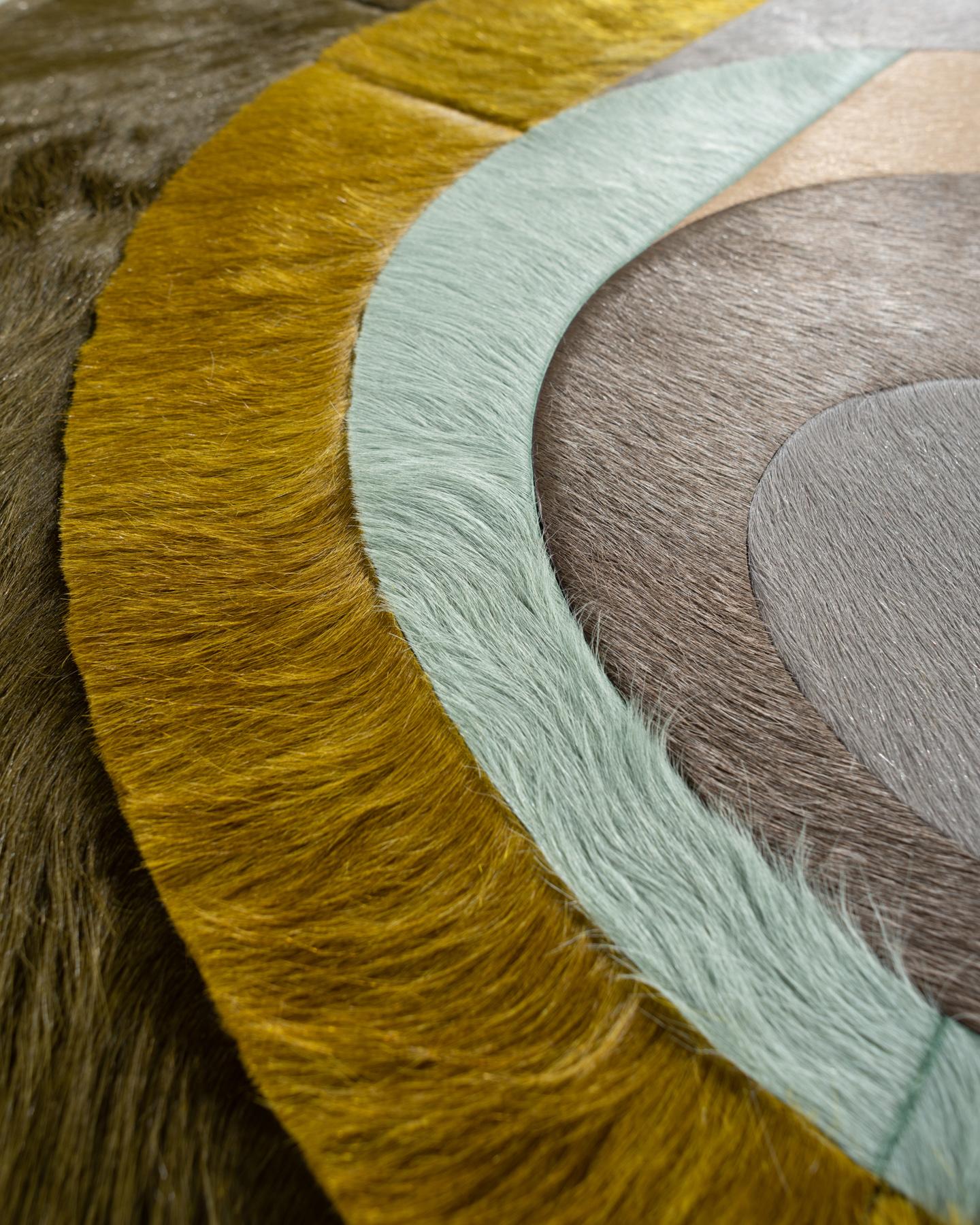 Questo tappeto Prisma Hide è stato progettato in collaborazione tra Kyle Bunting e l'interior designer Amy Lau nella loro seconda collezione. 
 

 Informazioni sul design:
 Le influenze del movimento Op Art di metà secolo si ritrovano in Prisma, la